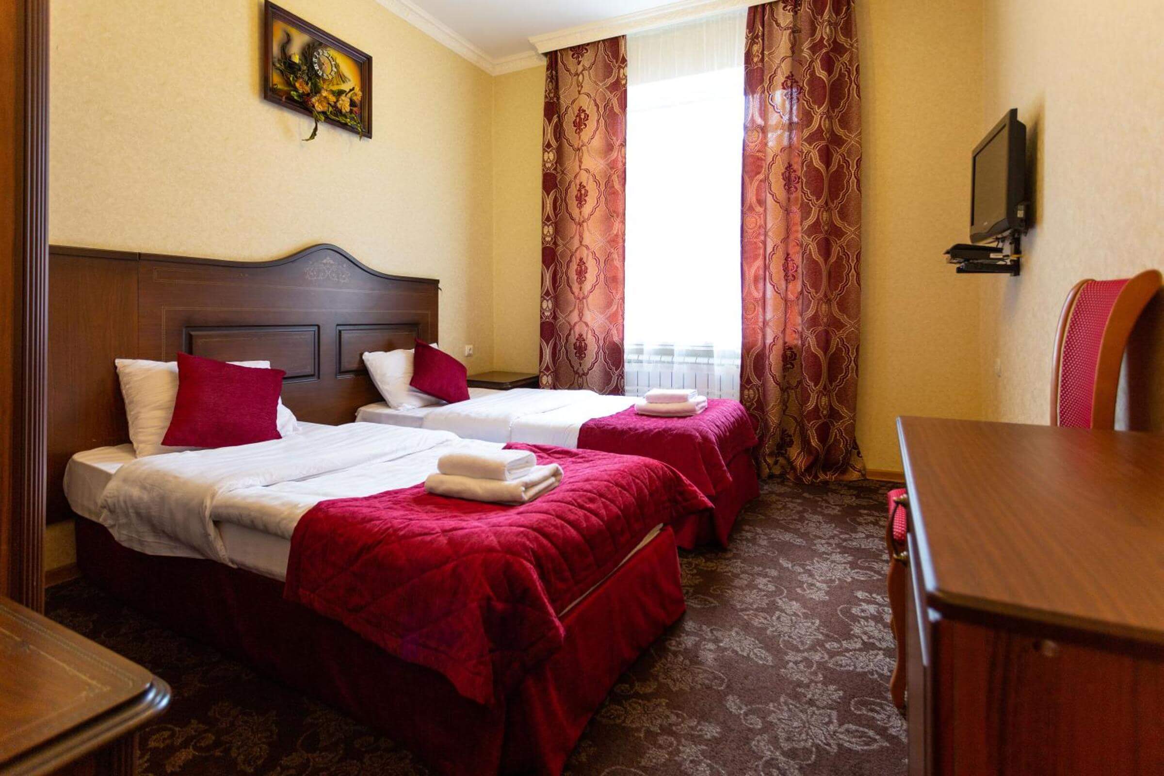 Пример гостиничного номера с двумя отдельными кроватями.