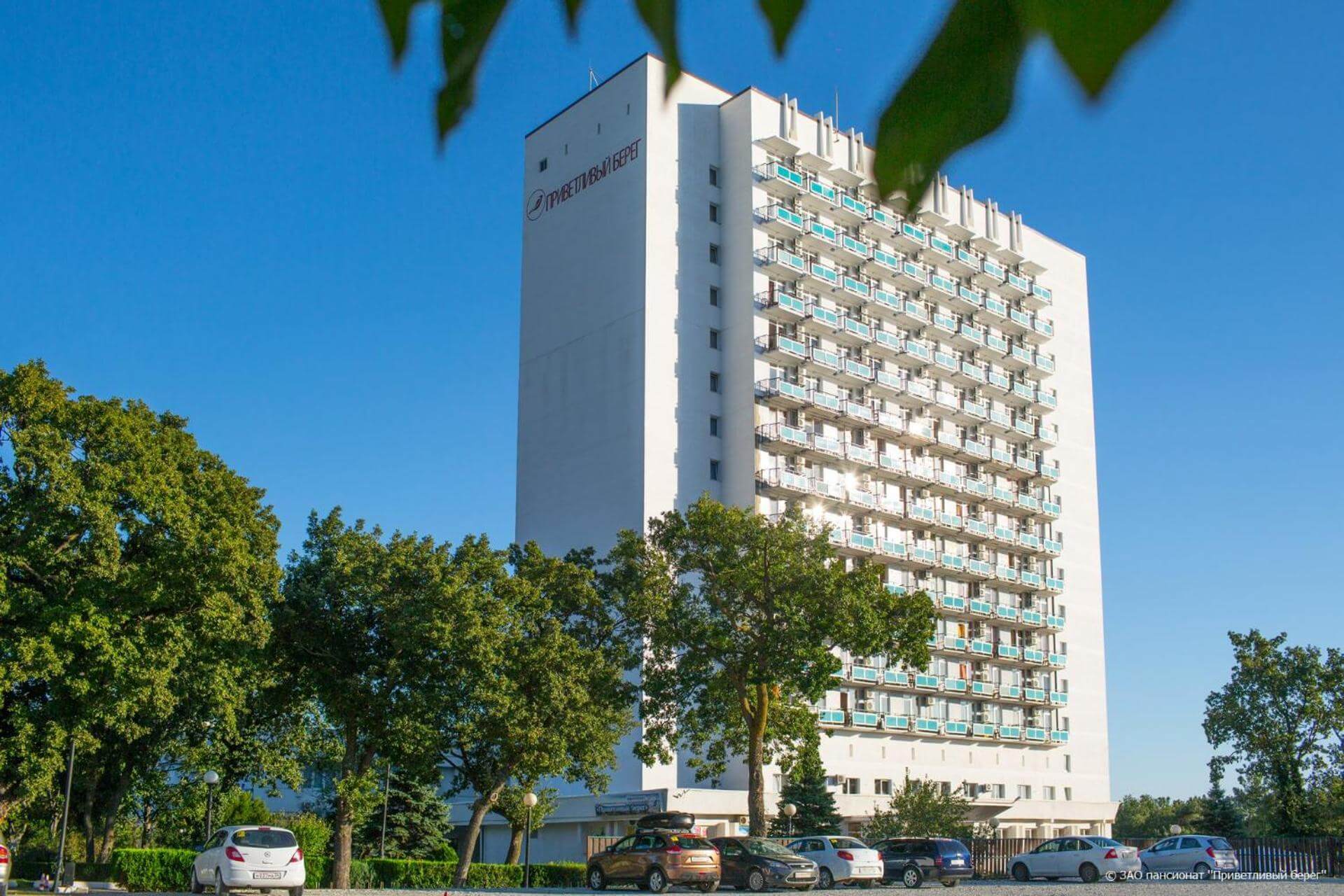 Здание отеля - пример советской архитектуры.