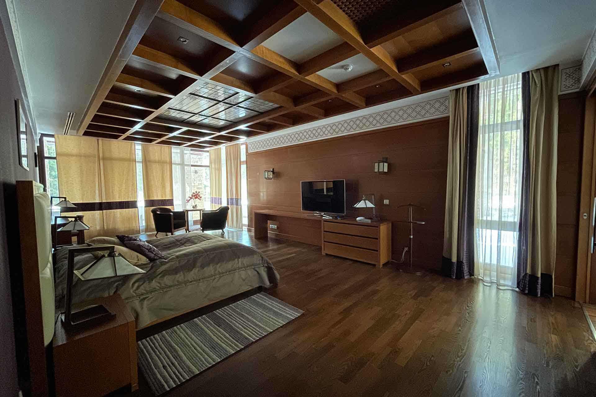 Большой, просторный номер. Огромная кровать и телевизор.