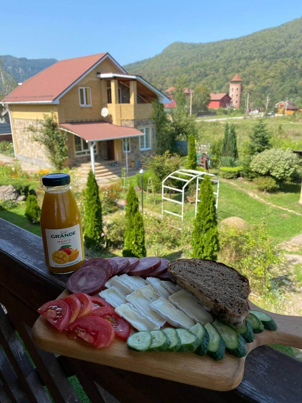 Завтрак на балконе, нарезка и сок.