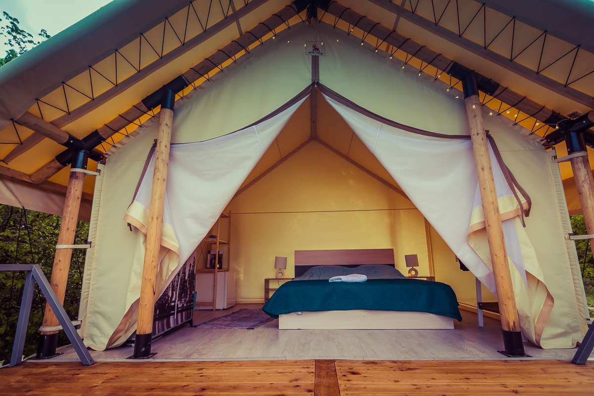 Большая, просторная сафари-палатка.
