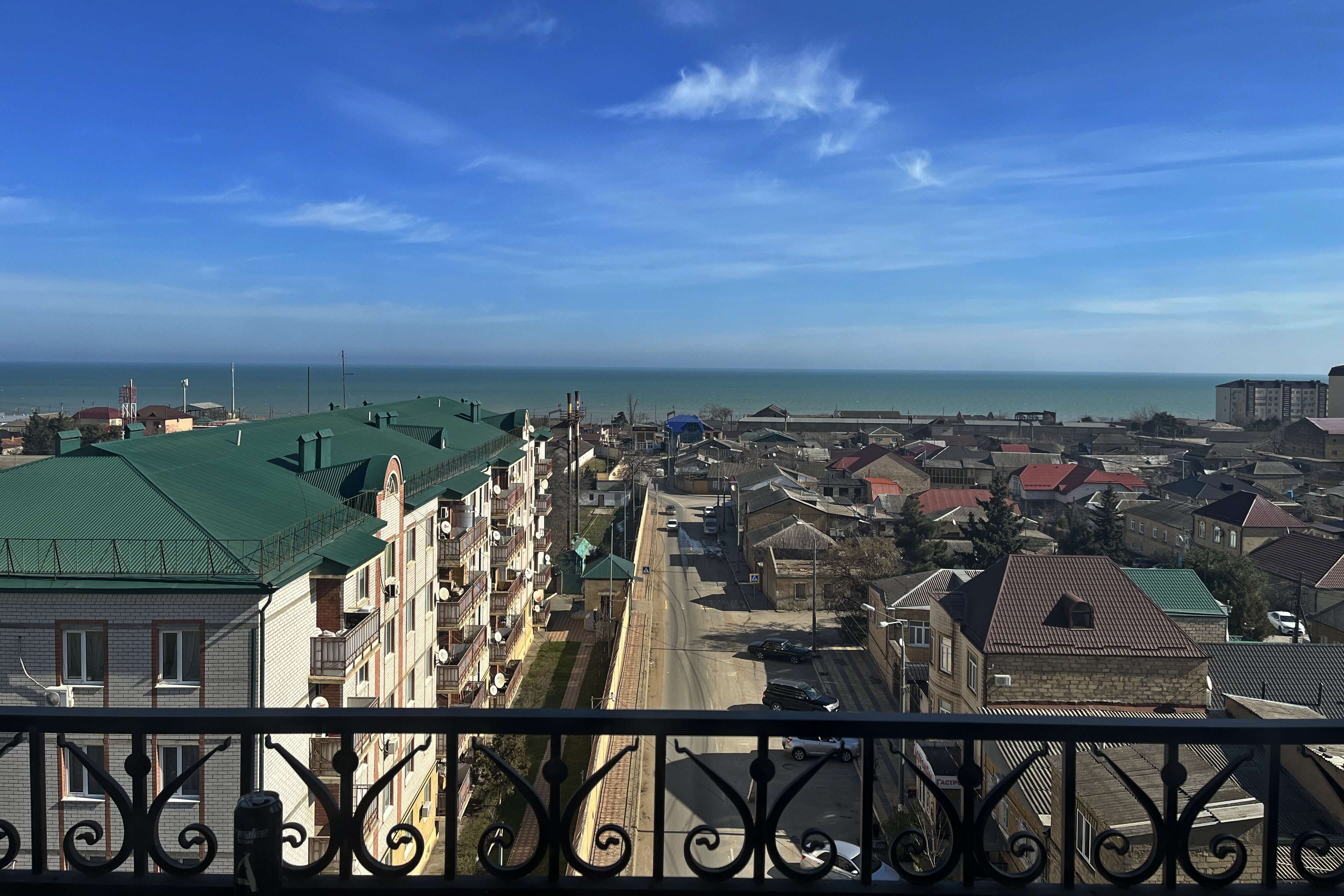 Вид с балкона на крыши Дербента и Каспийское море.