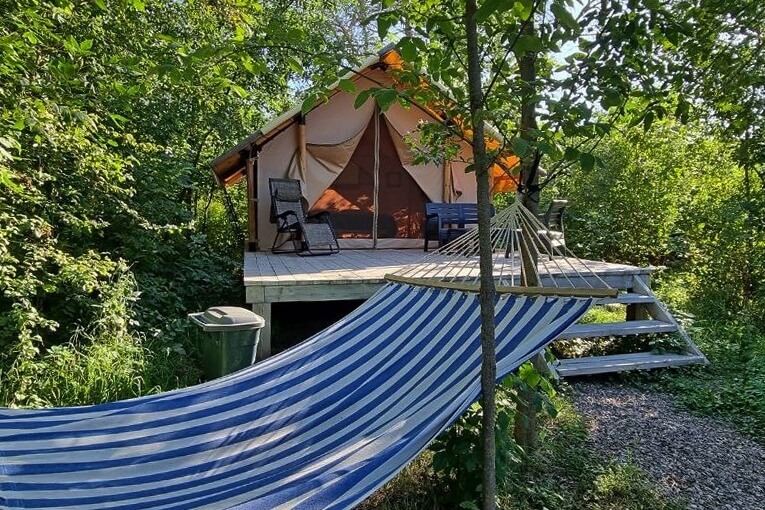 Гамак и палатка с террасой.