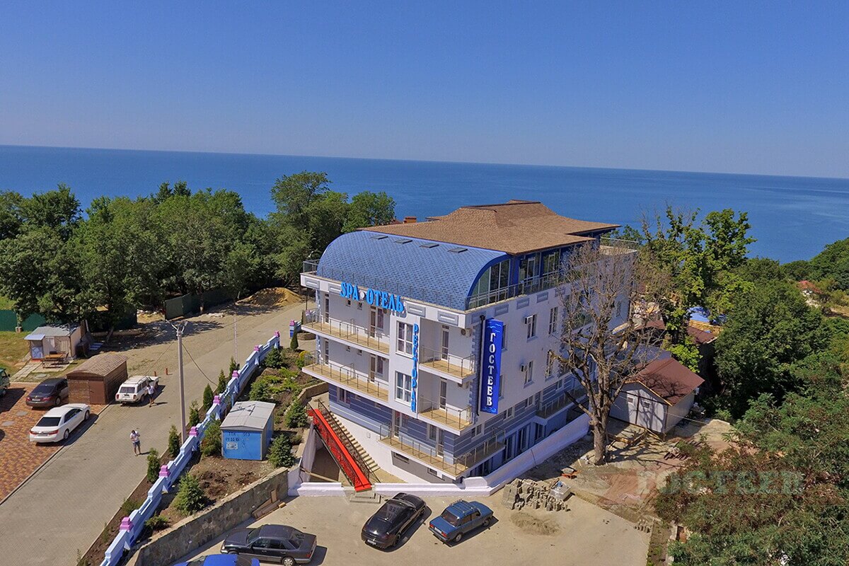 Панорамный вид на здание отеля и Черное море.