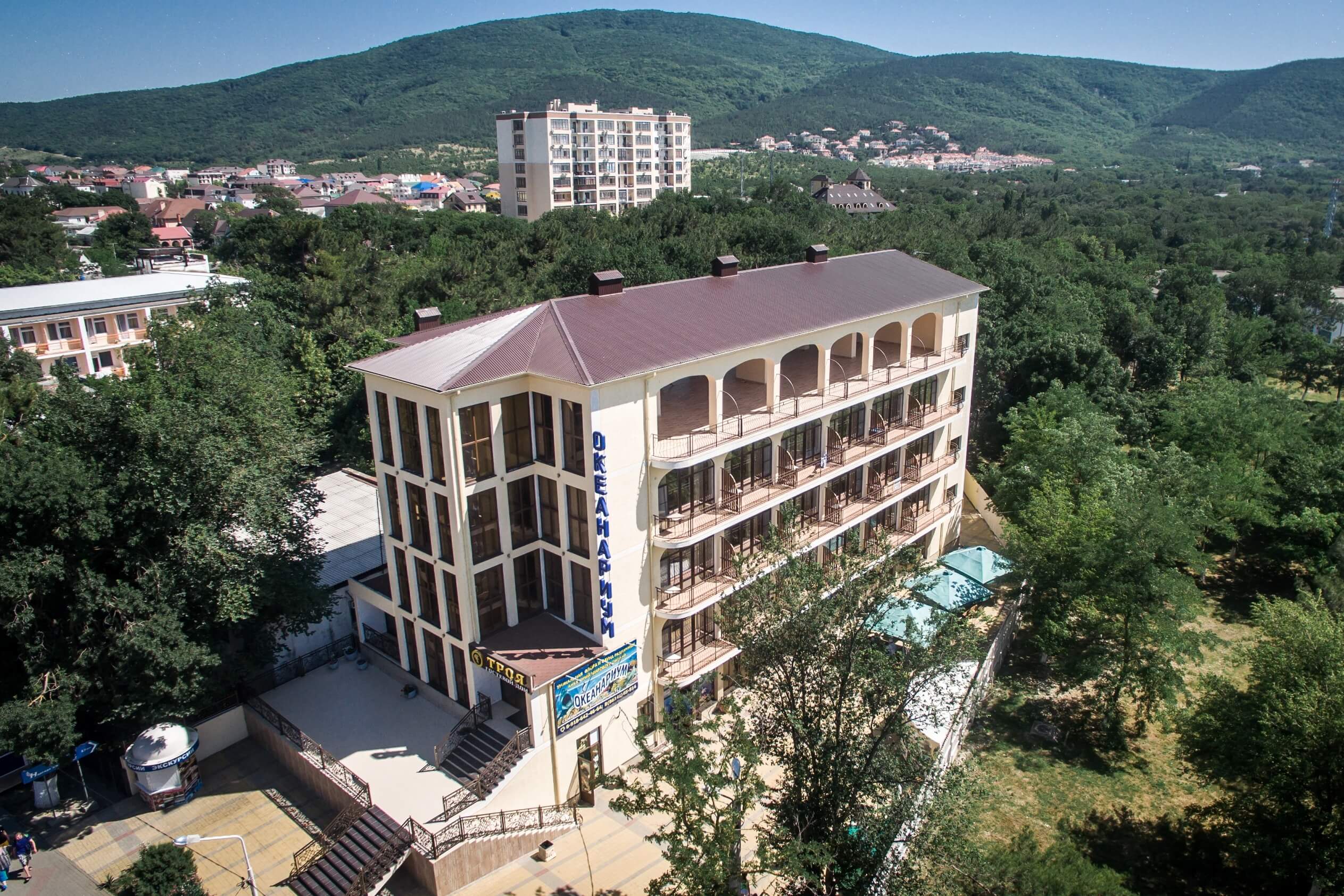 Панорамный вид на здание отеля.