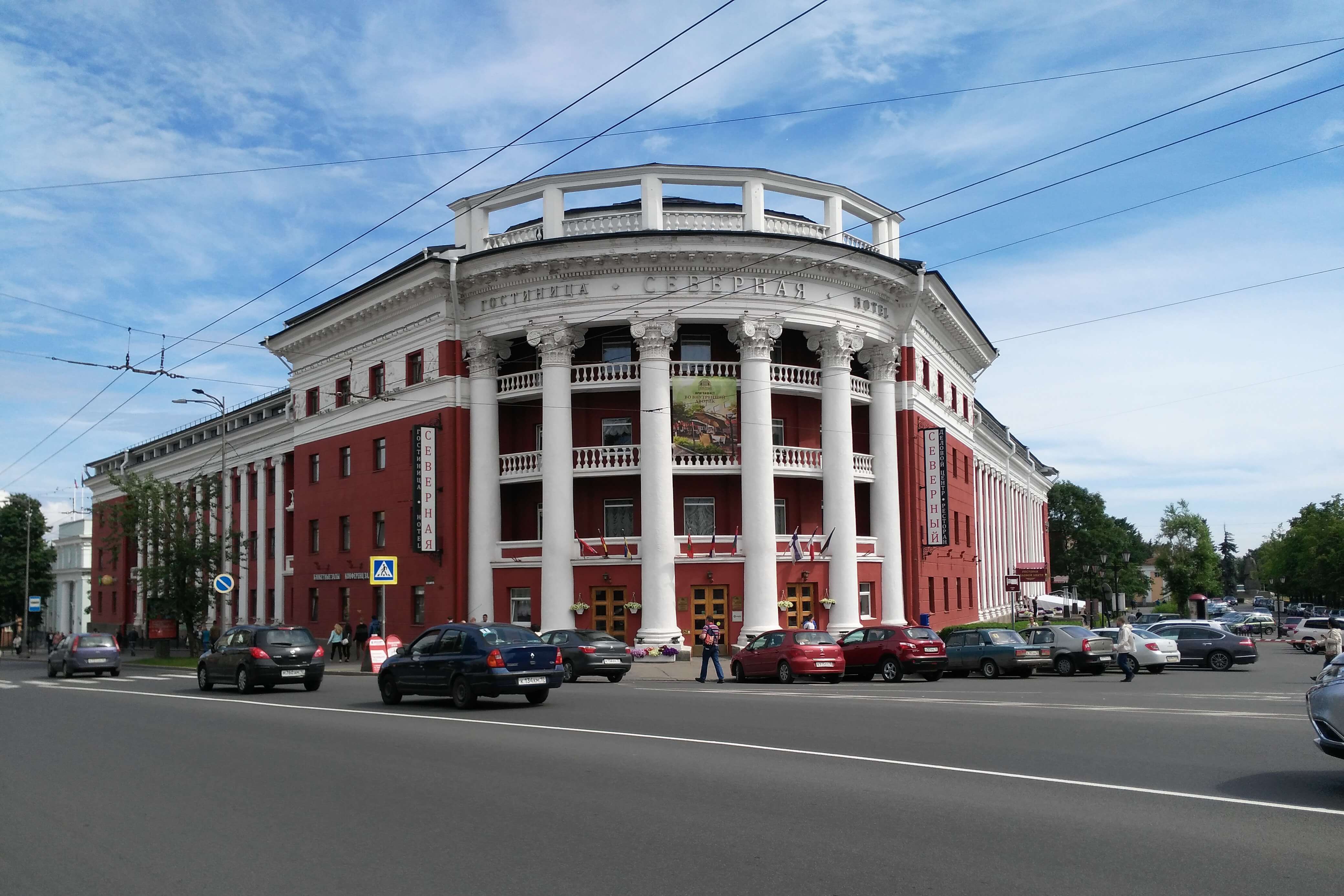 Узнаваемое здание с колоннами в центре Петрозаводска.