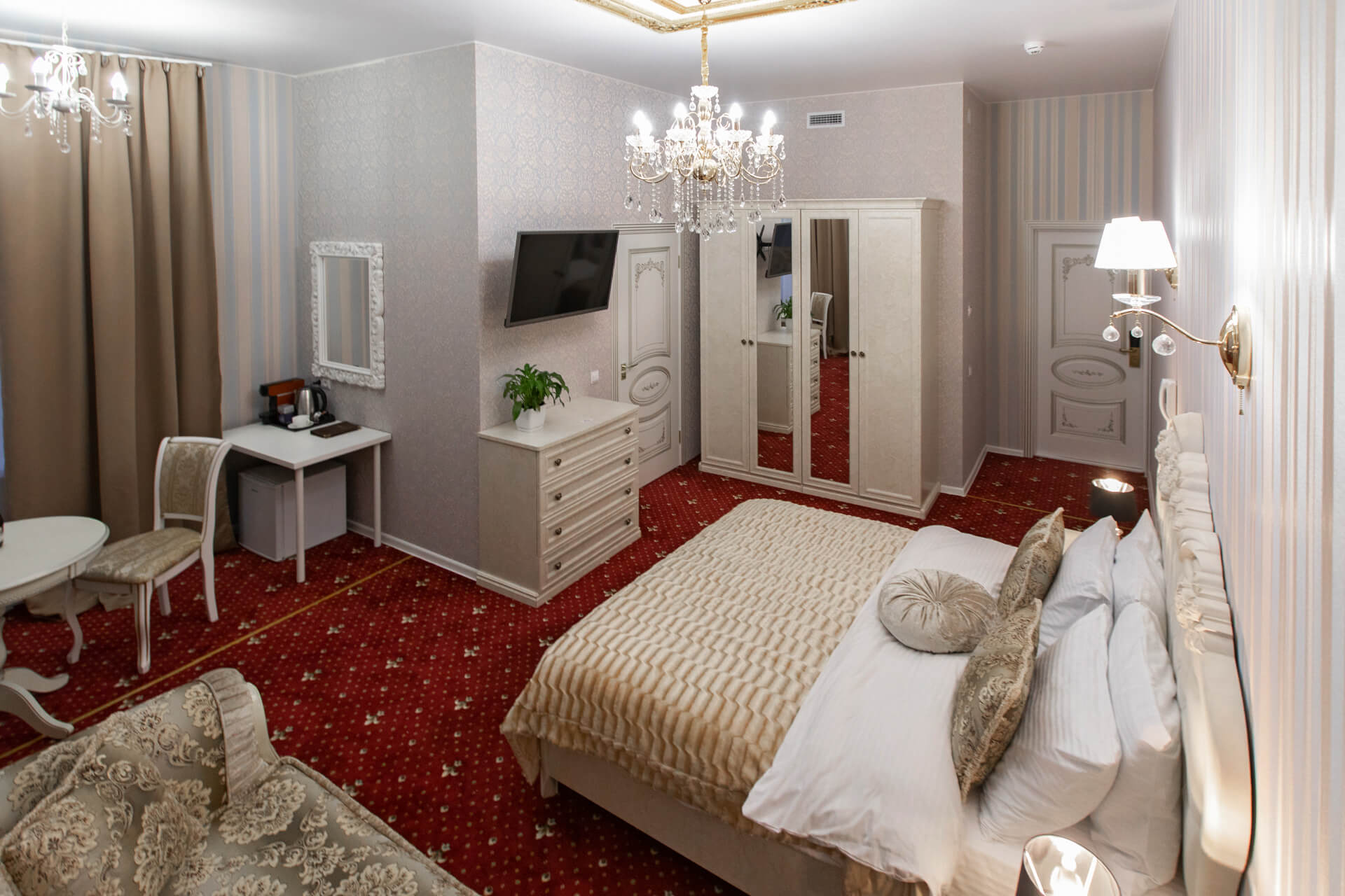 На полу в номере классический, гостиничный ковролин.
