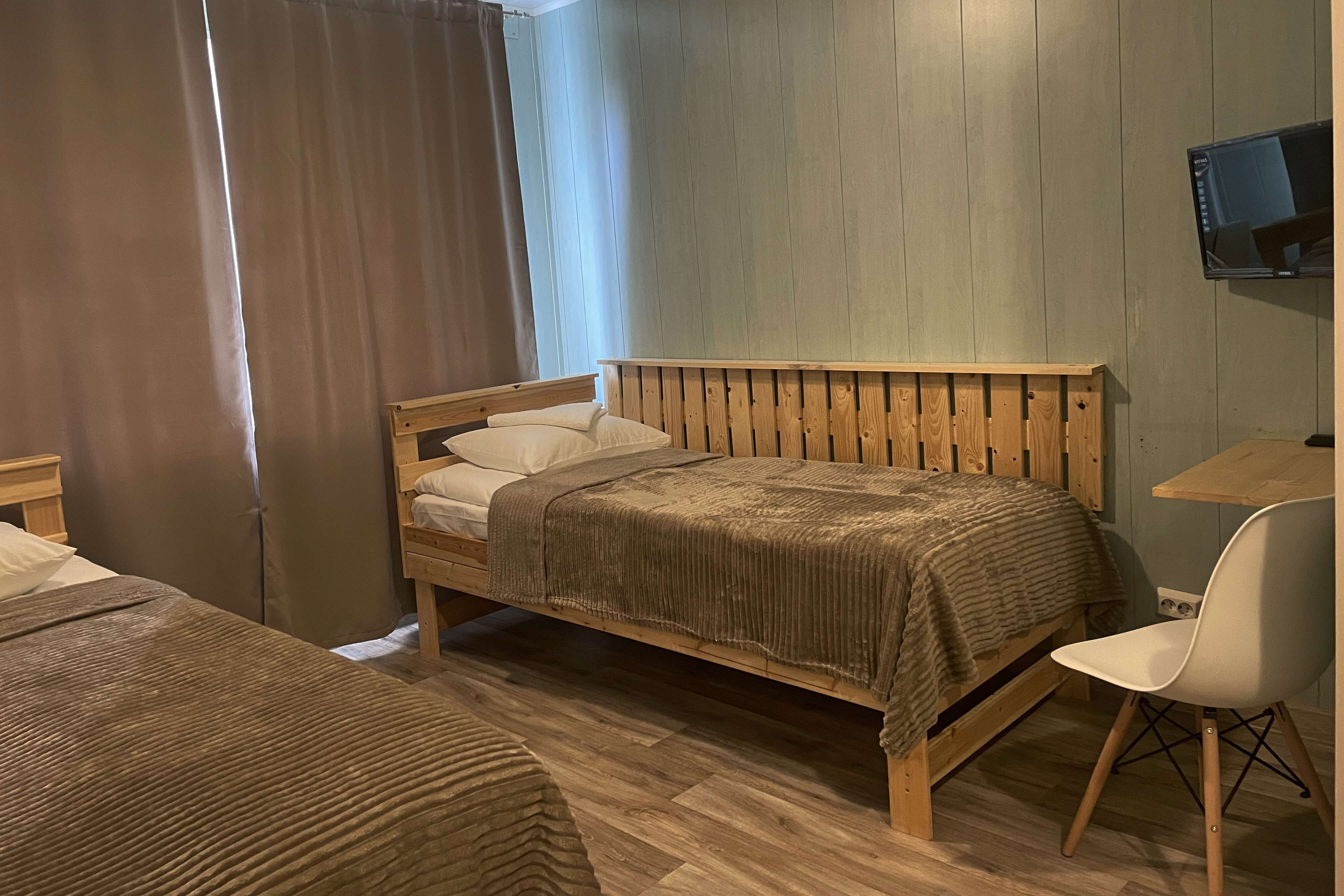 Кровати изготовлены из натурального дерева.