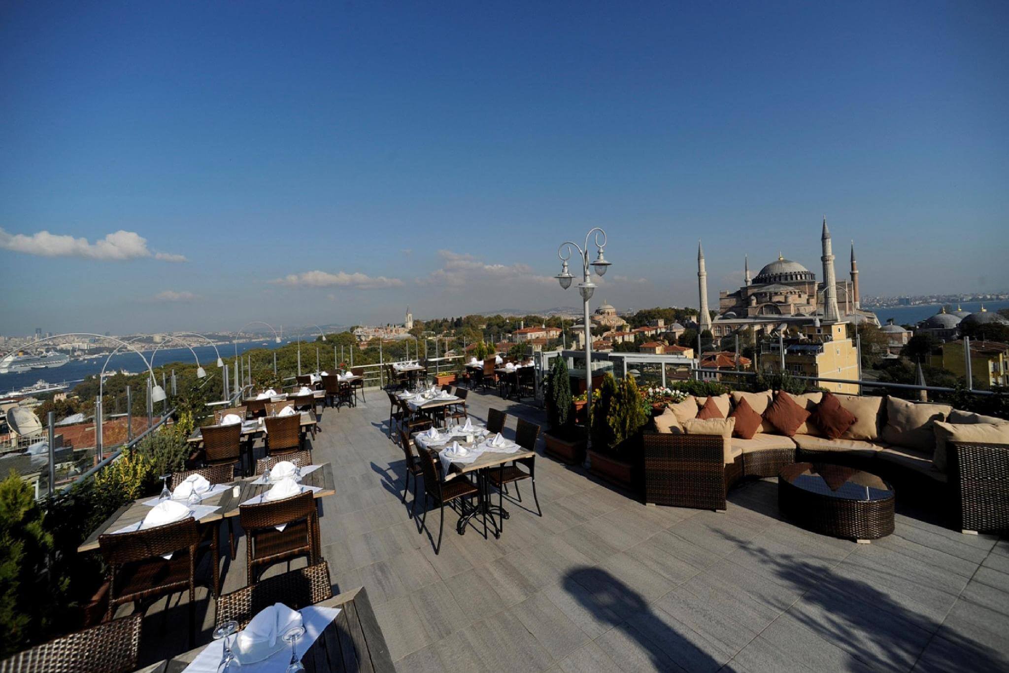 Огромная открытая терраса ресторана. Мечеть и пролив Босфор.