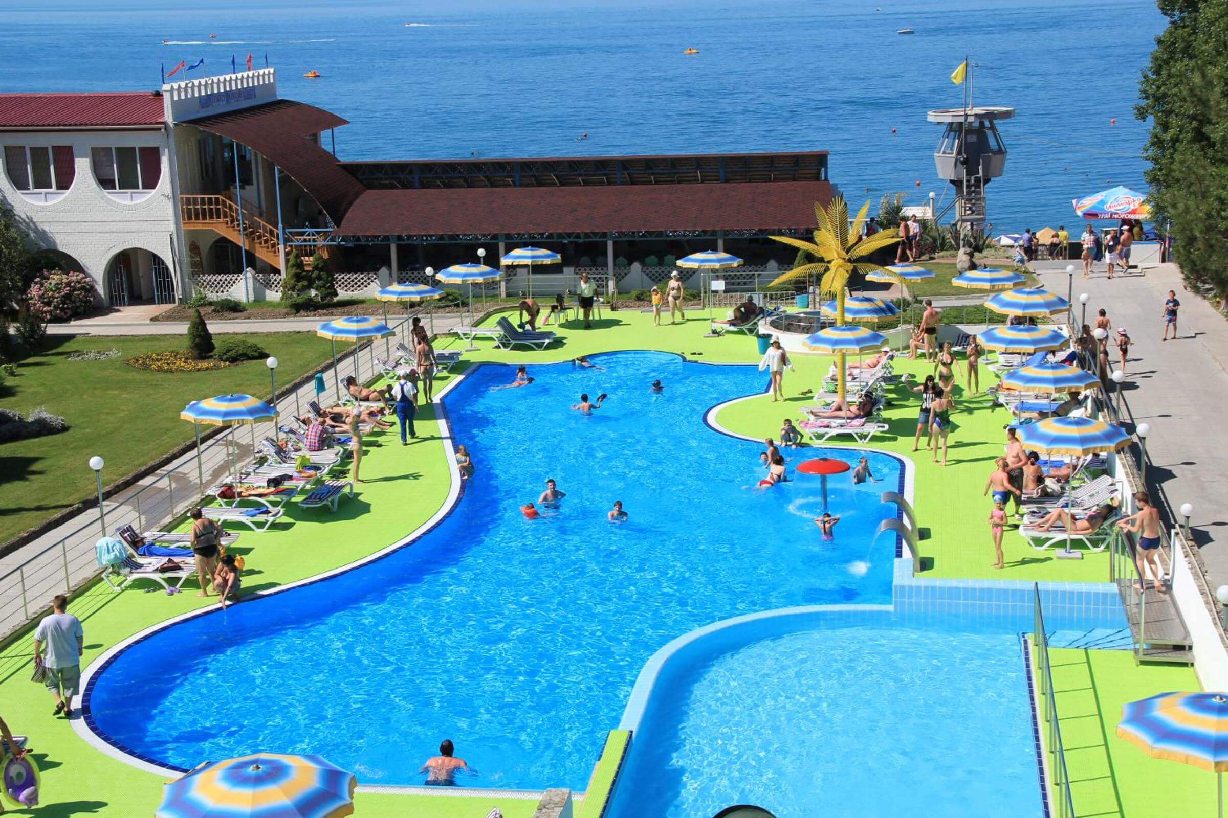 Огромный бассейн и много отдыхающих. Рядом - берег Черного моря!