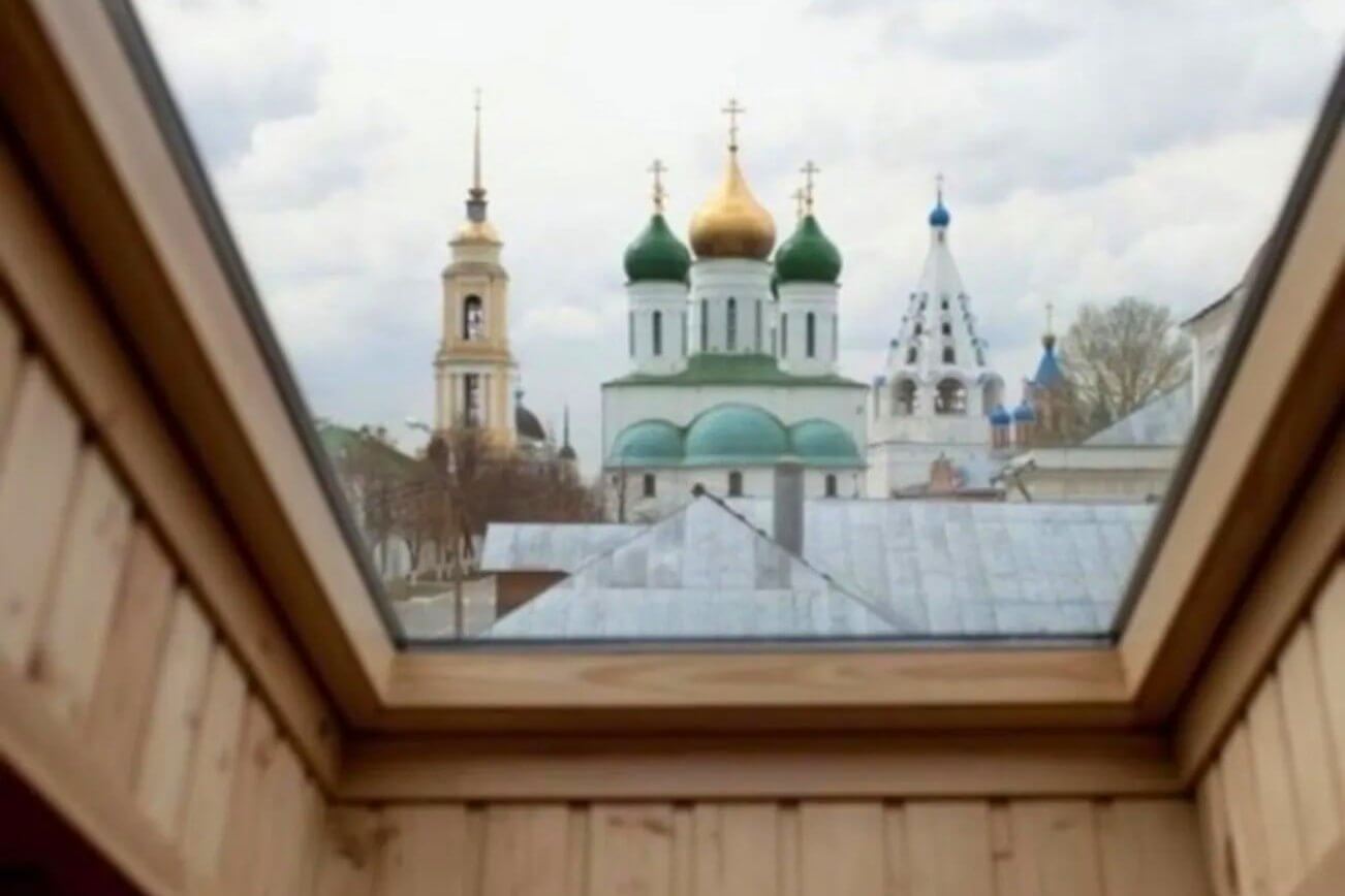 Из некоторых окон видны купола и колокольня собора.