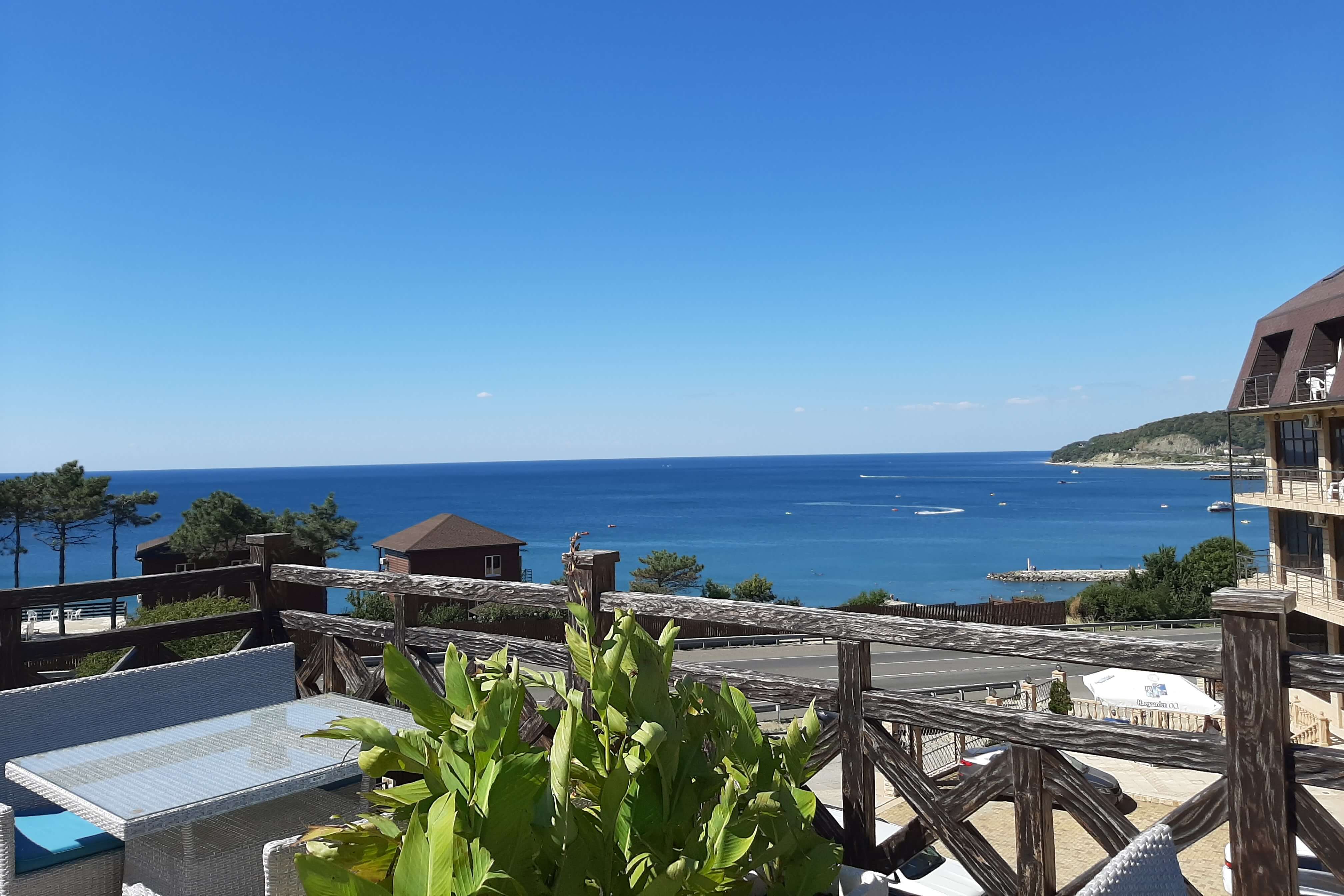 Столик ресторана с видом на Черное море.