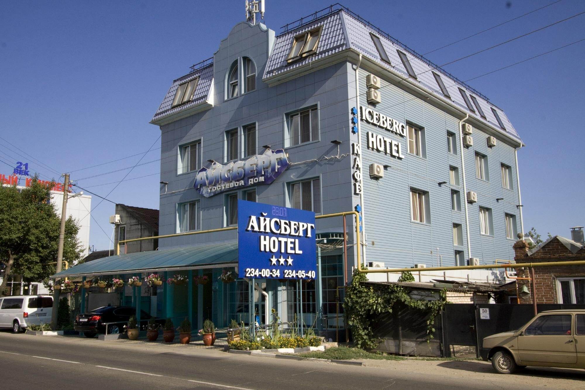 Здание отеля. Стены выкрашены в светло-голубой цвет.