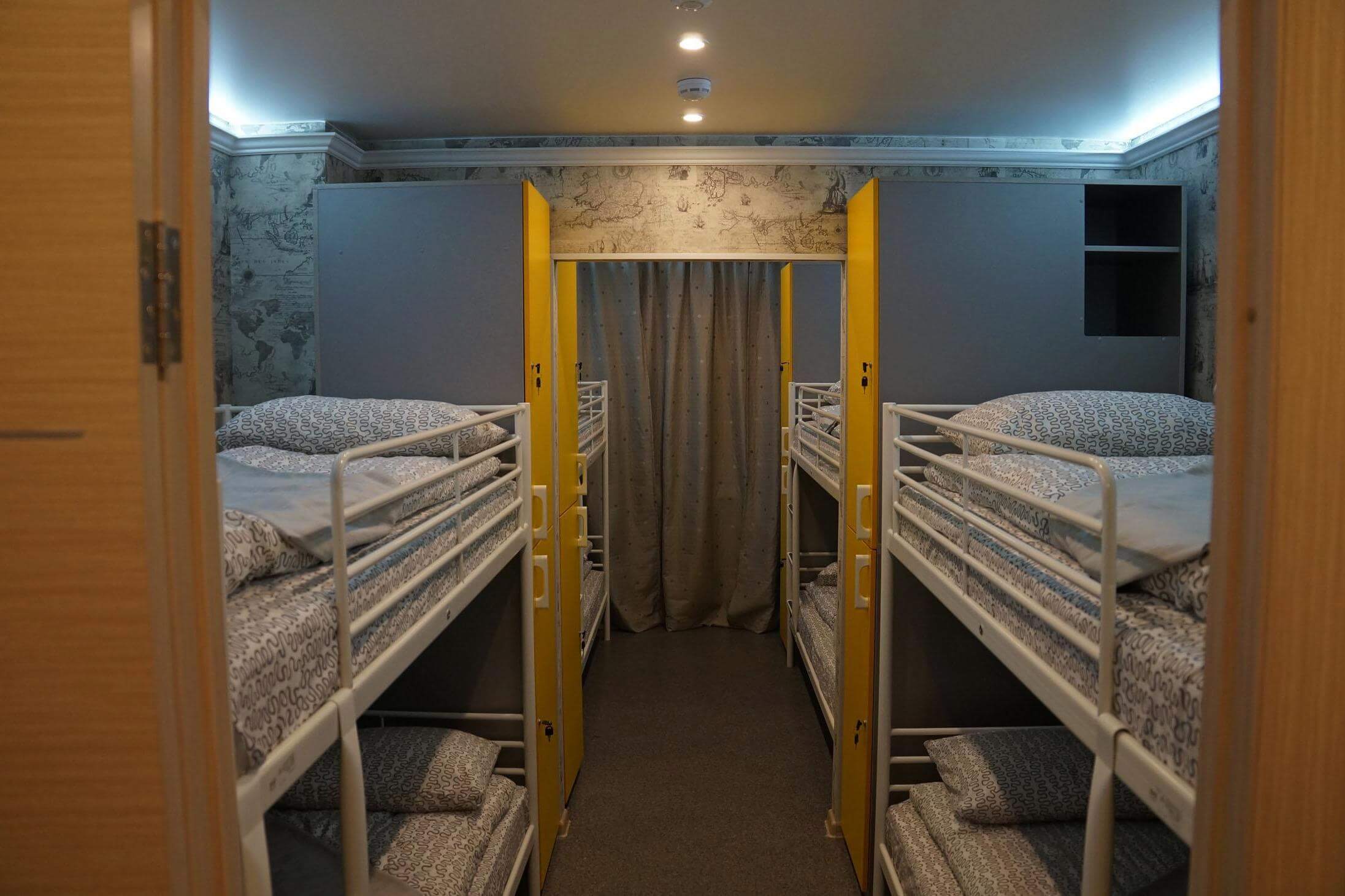Общая комната с двухъярусными кроватями.