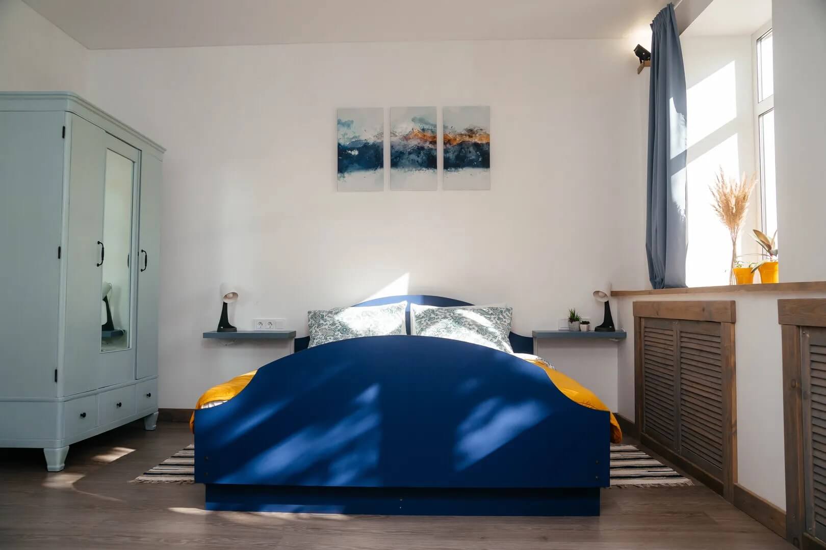 Оформление спальни в "морских" сине-голубых цветах.