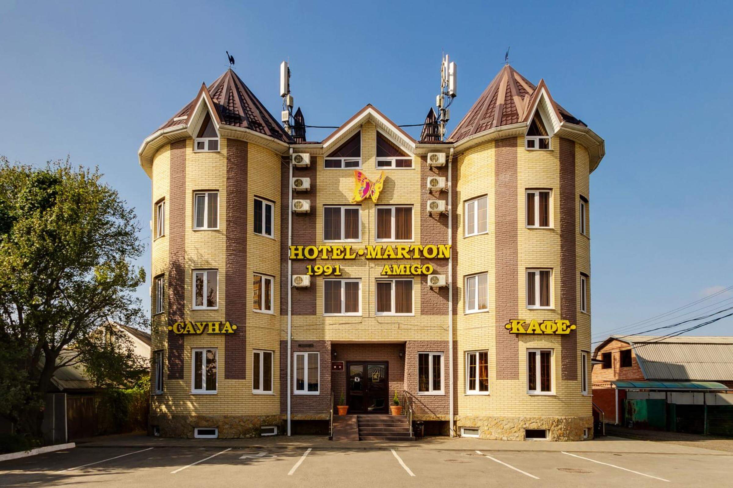 Здание отеля напоминает замок с башенками.