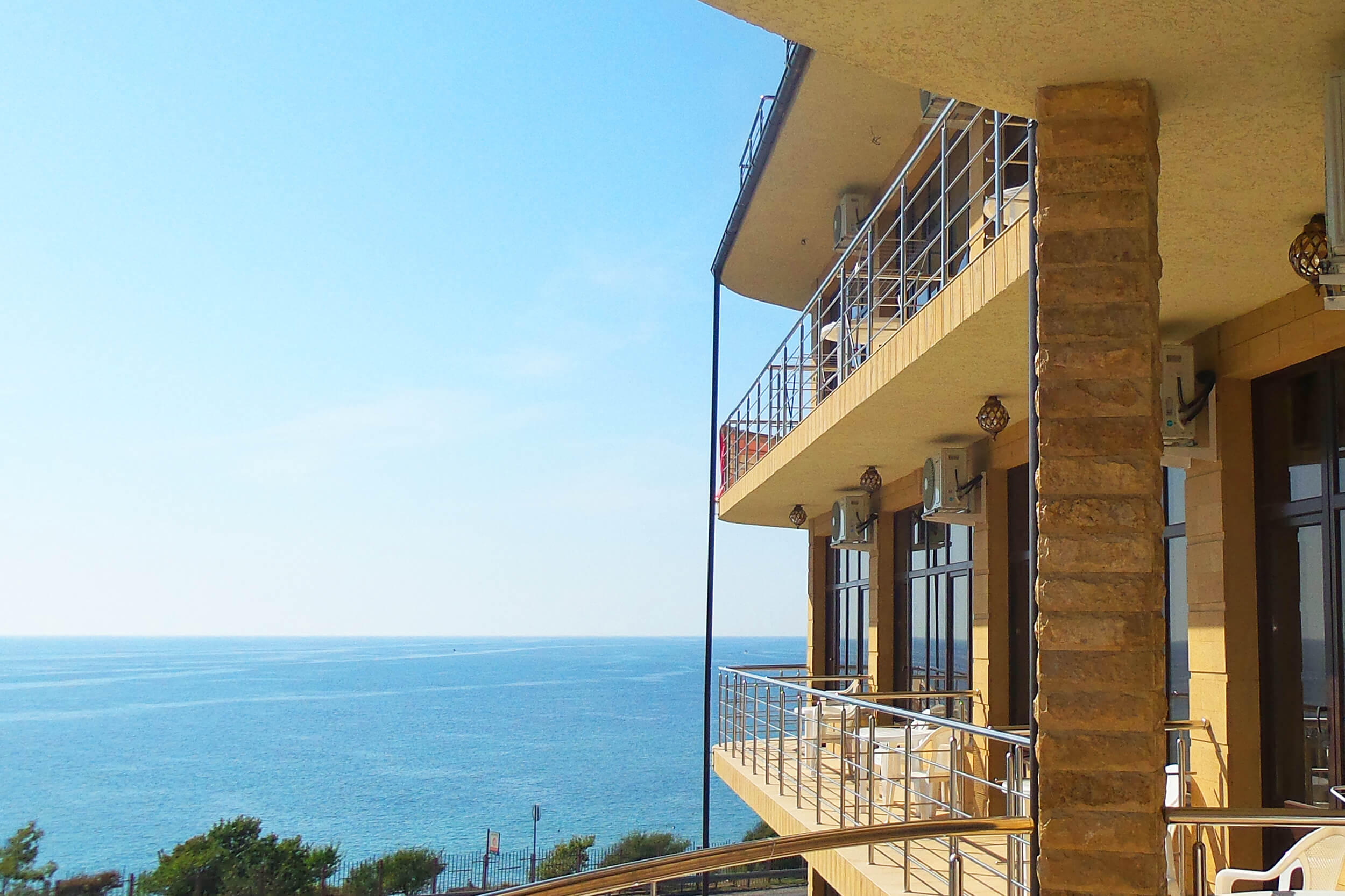 С балконов и открытых террас открывается фантастический вид на Черное море!