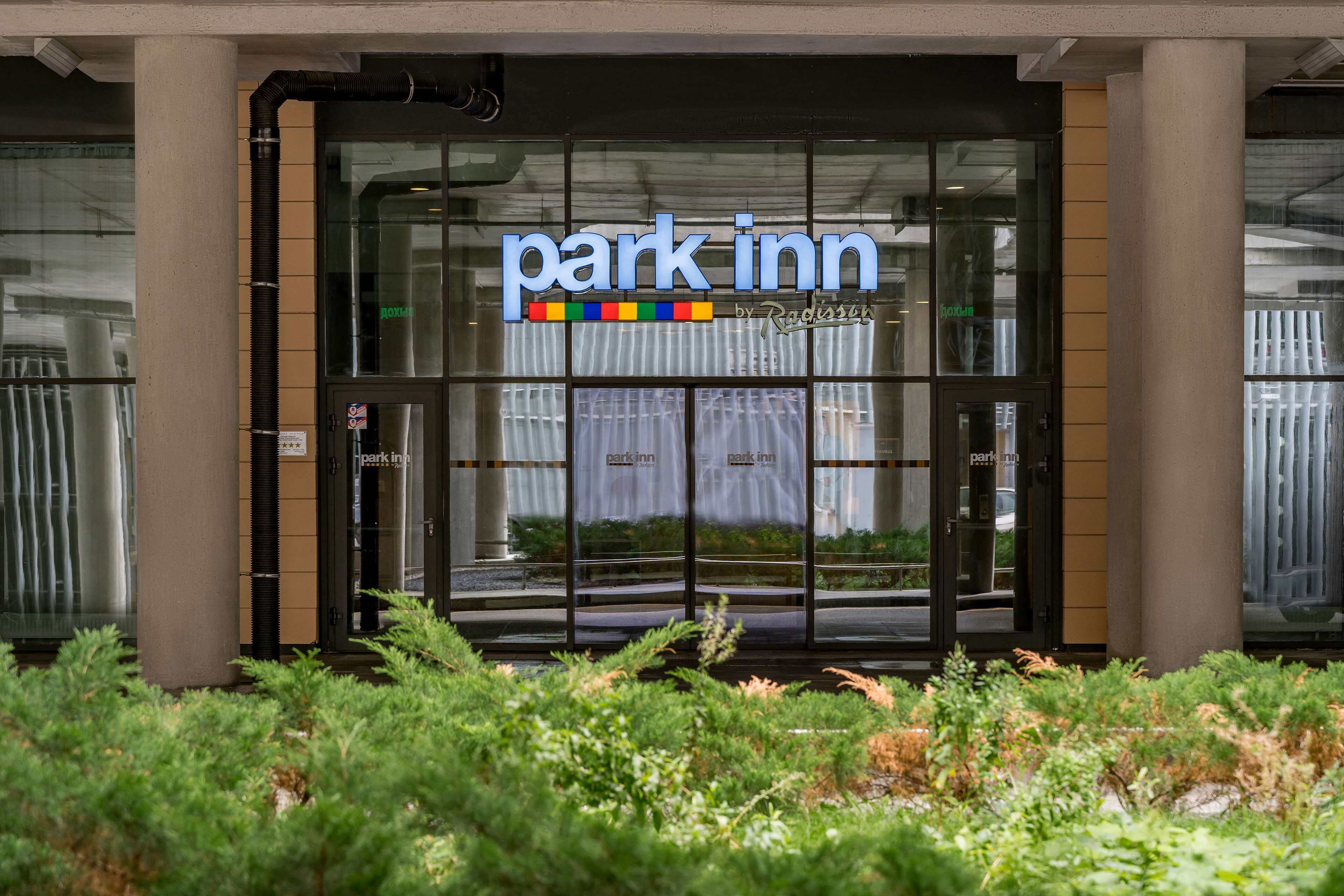 Узнаваемые буквы - park inn - на стеклянном фасаде отеля.