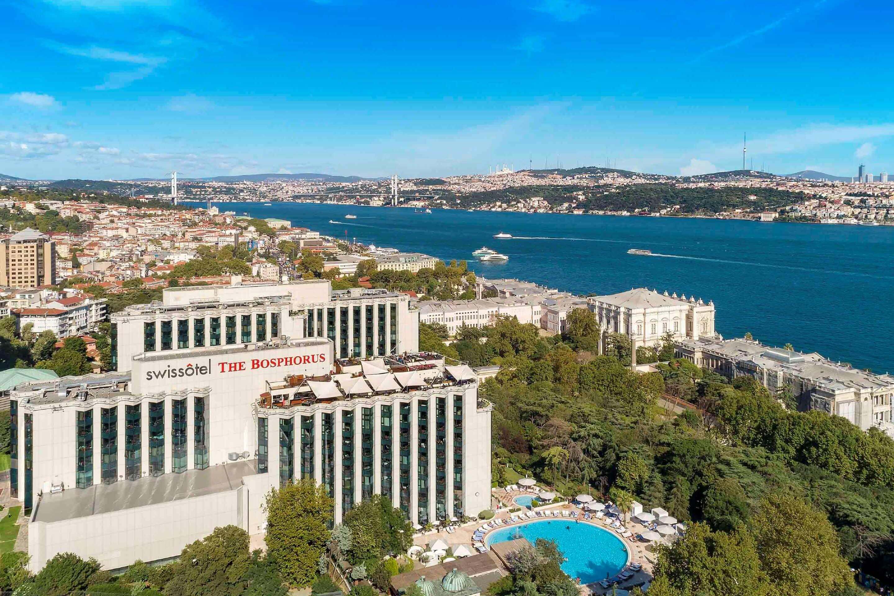 Панорамный вид на отель и пролив Босфор.