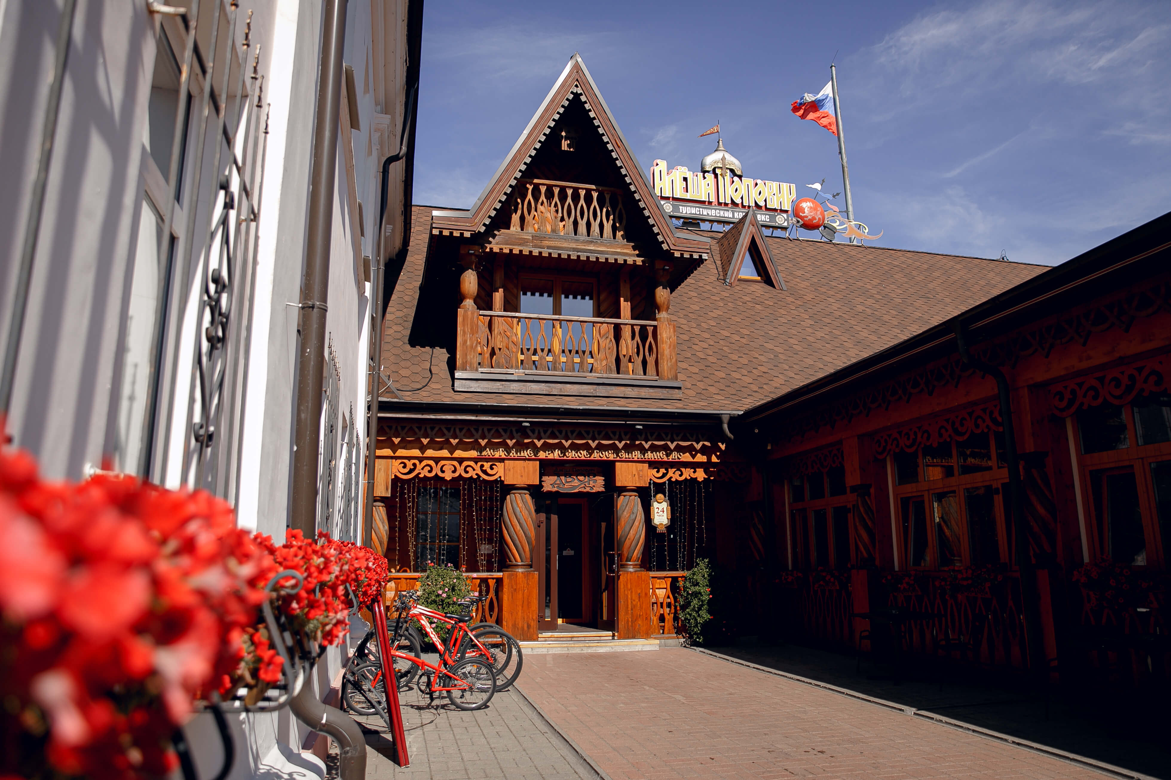 Внутренний двор. Фасад отеля в стиле русского деревянного зодчества.