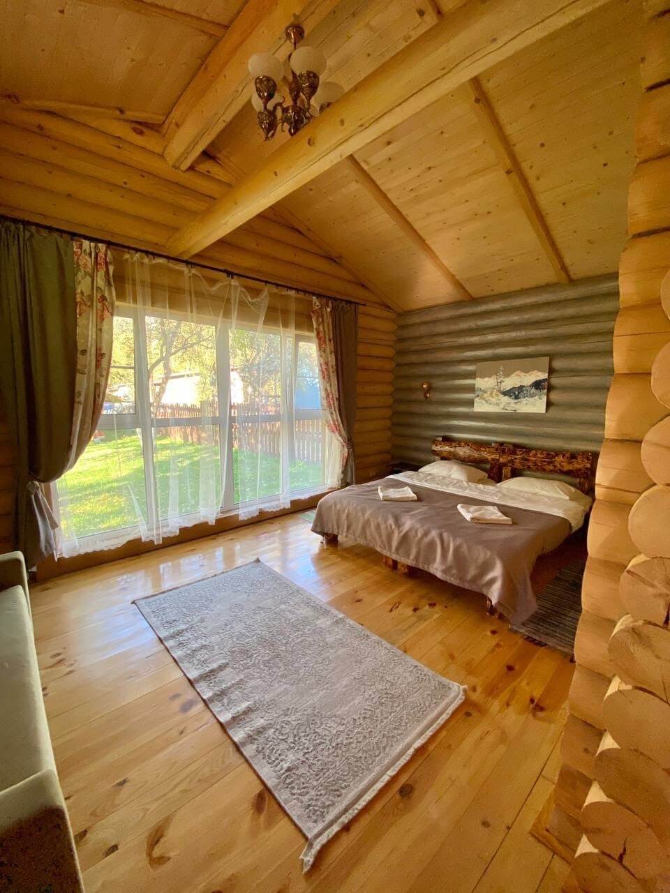 Красивый интерьер деревянного дома.