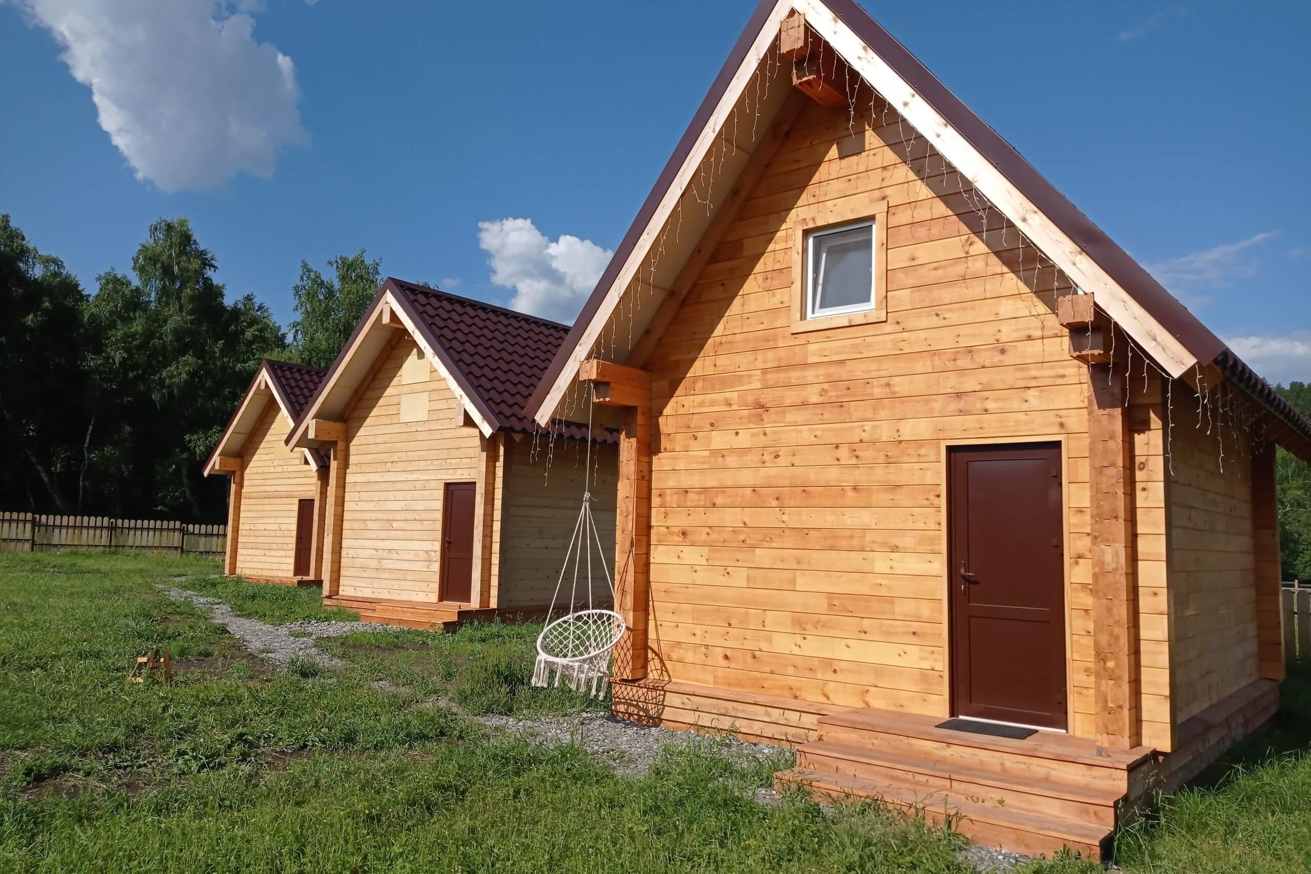 Три деревянных домика.