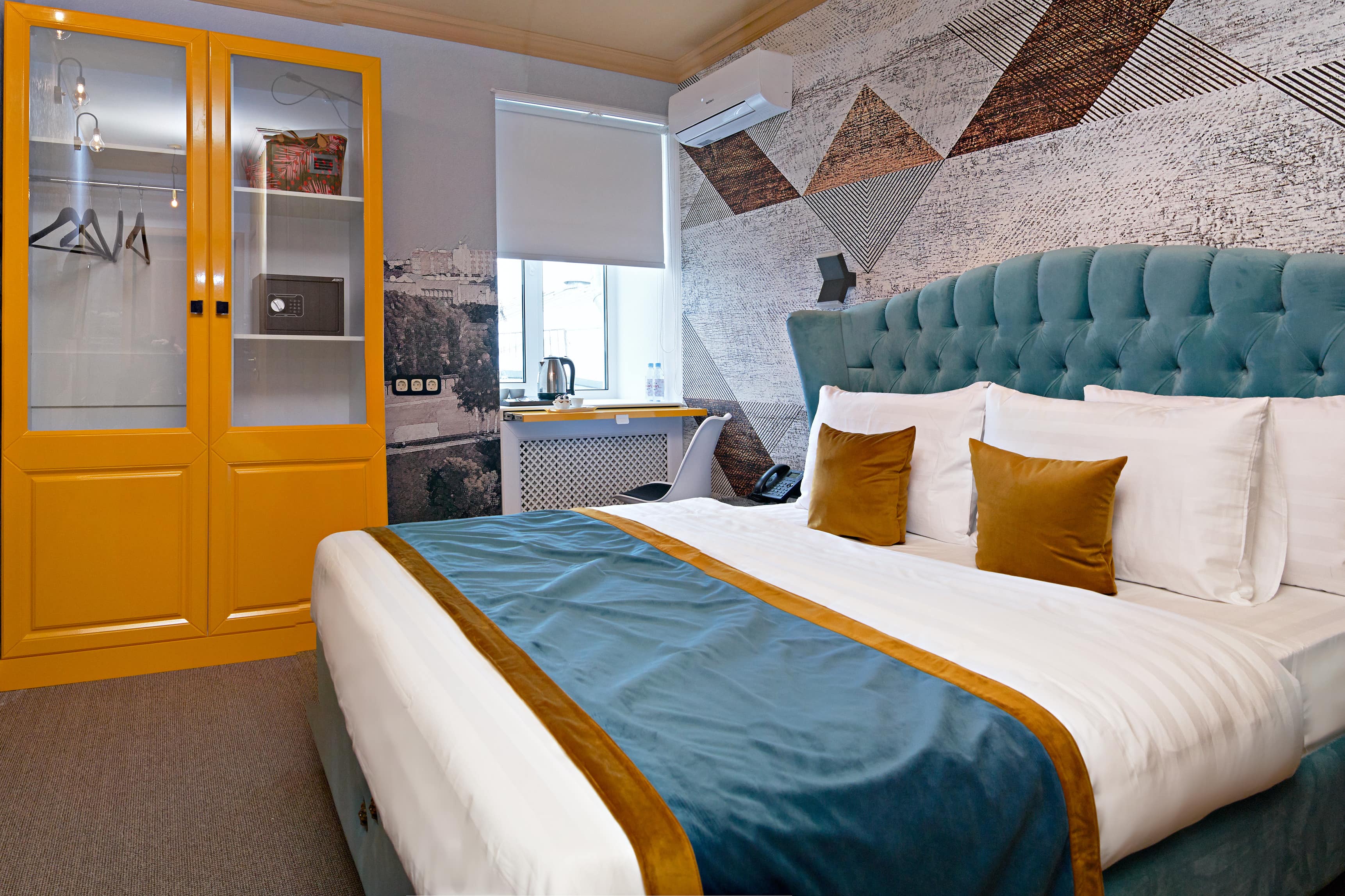 Белоснежную кровать укрывает нежно-голубое саше с золотой окантовкой.
