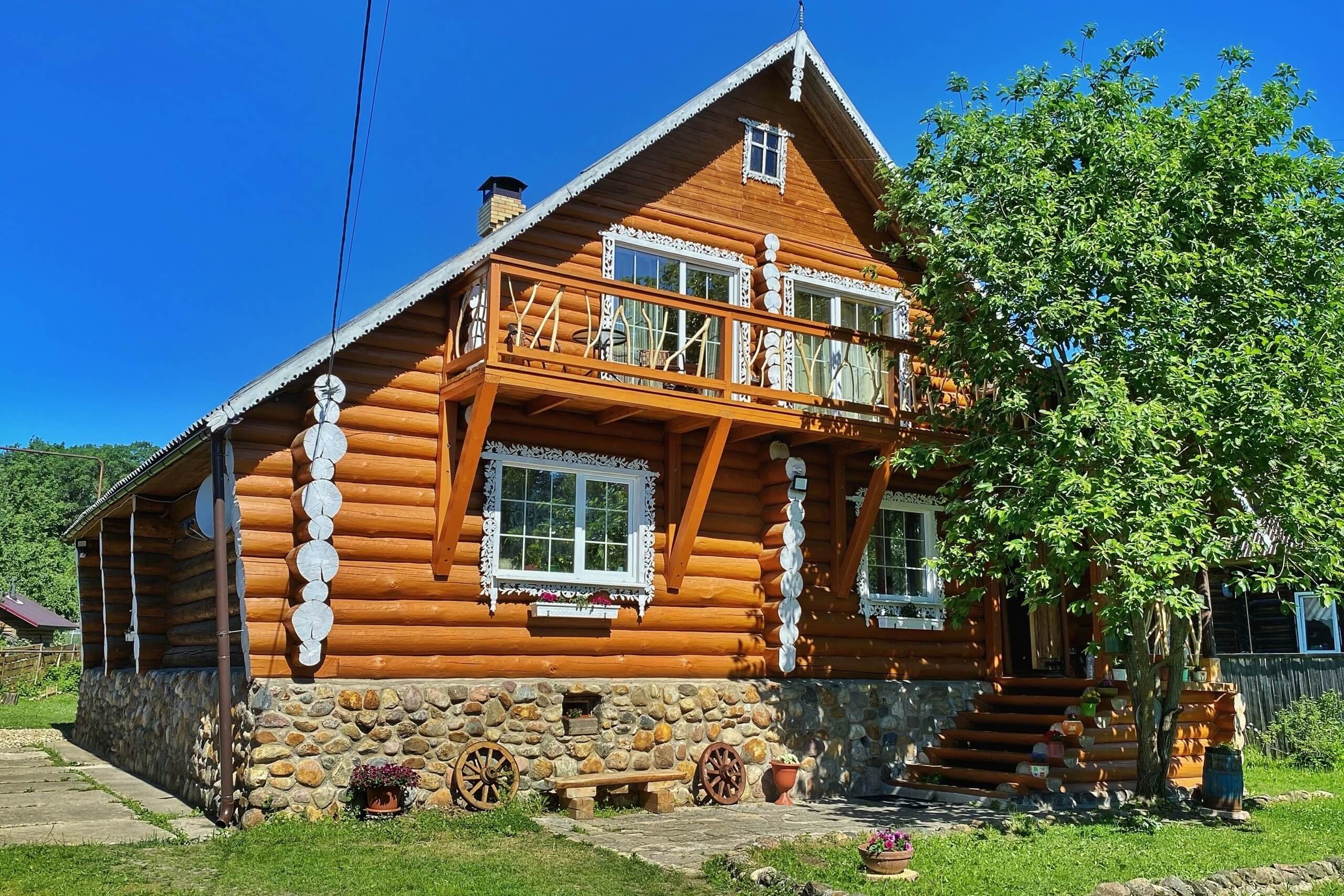 Красивый деревянный дом в "русском" стиле.