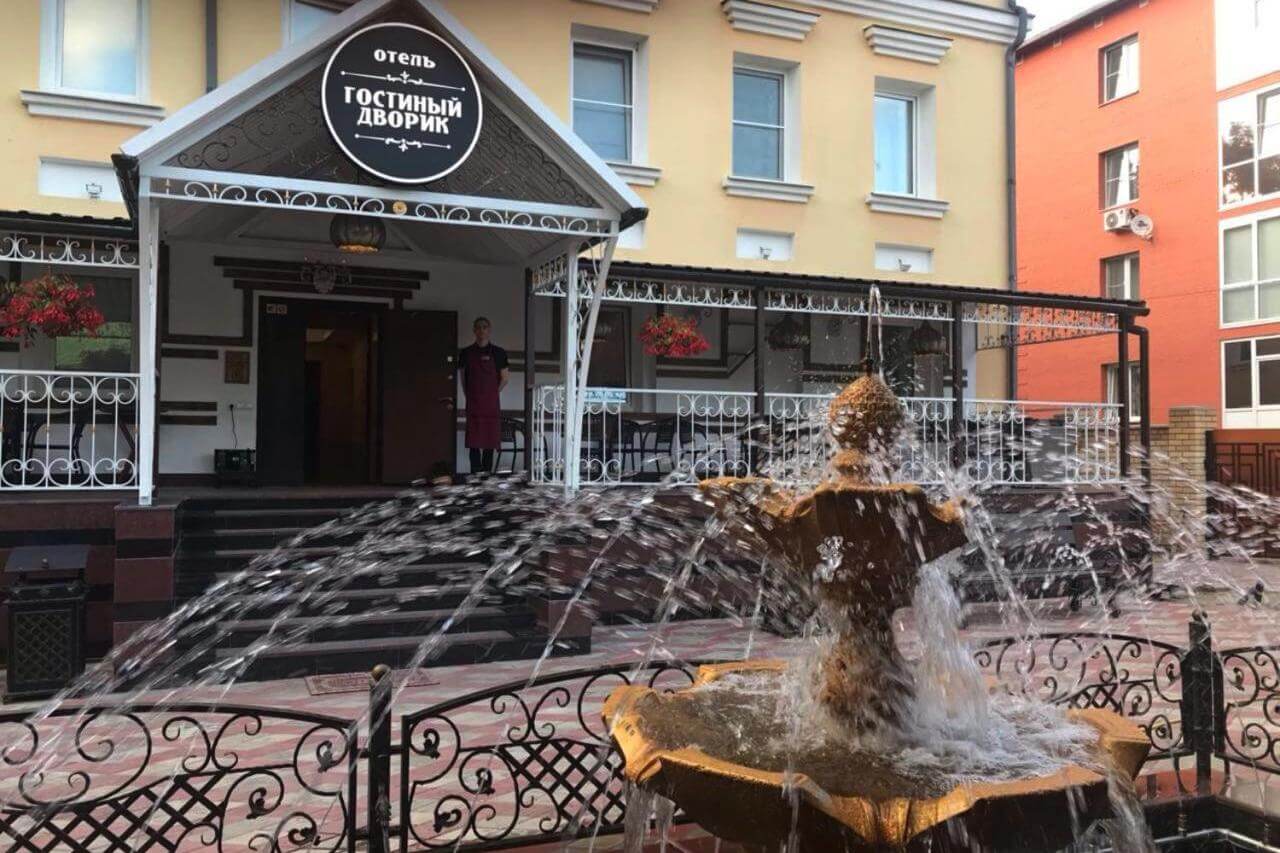 Перед входом в отель установлен декоративный фонтан.