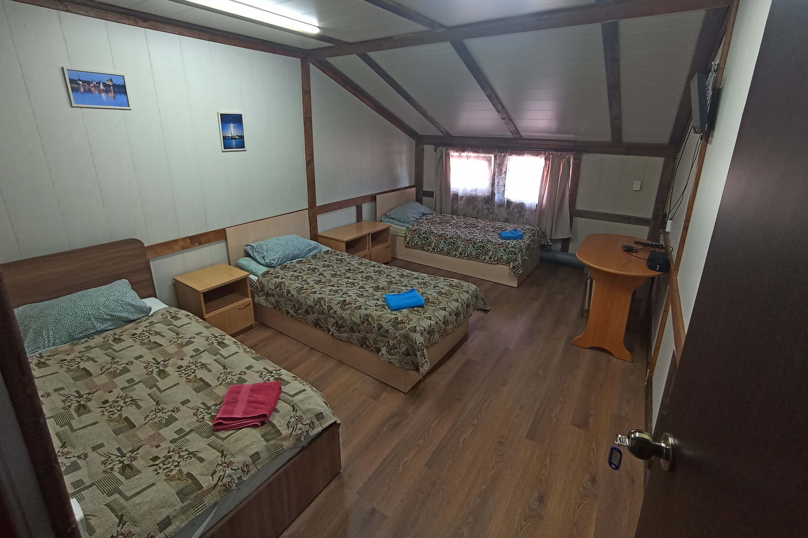 Комната с тремя отдельными кроватями.