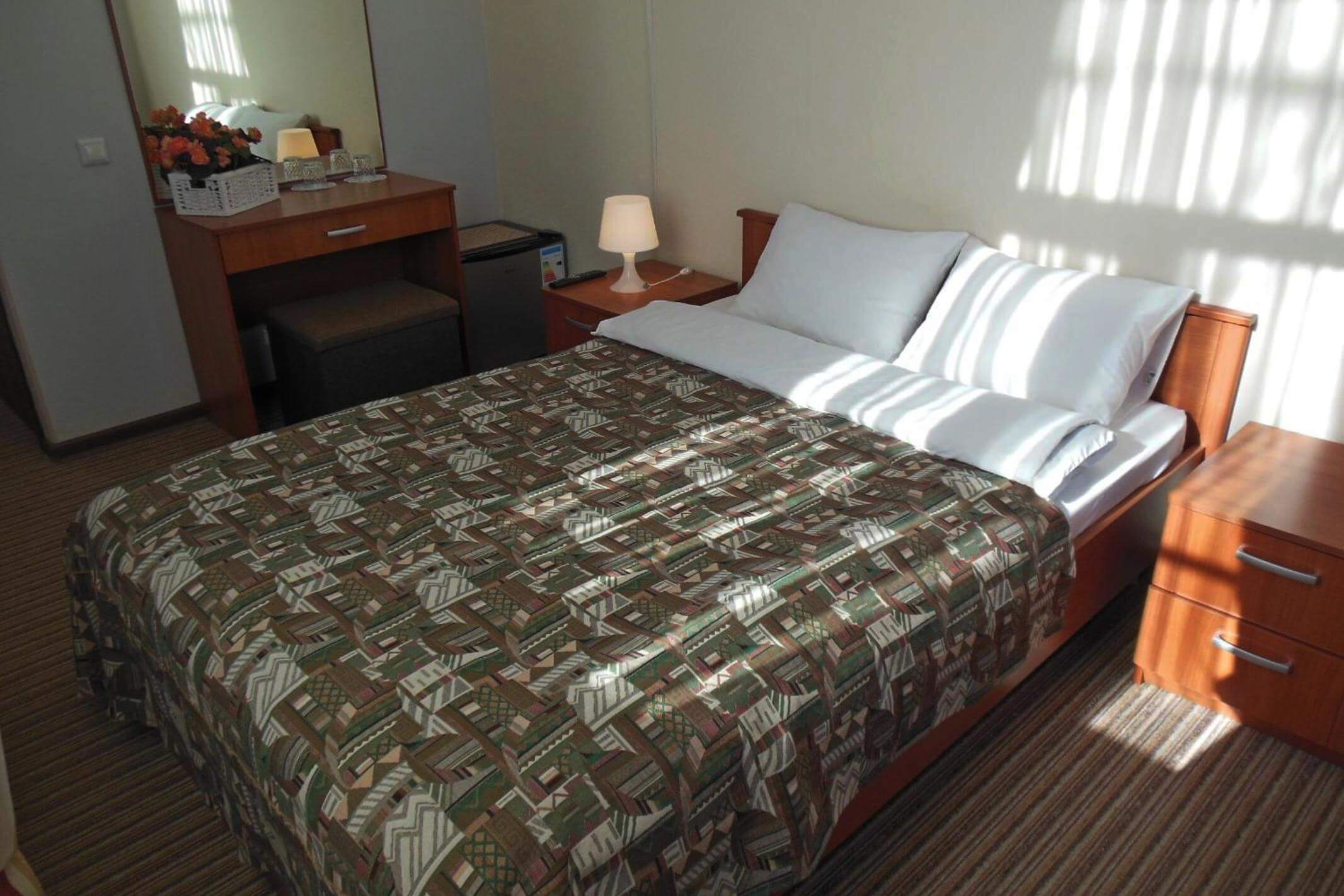 В номере установлена большая двуспальная кровать.