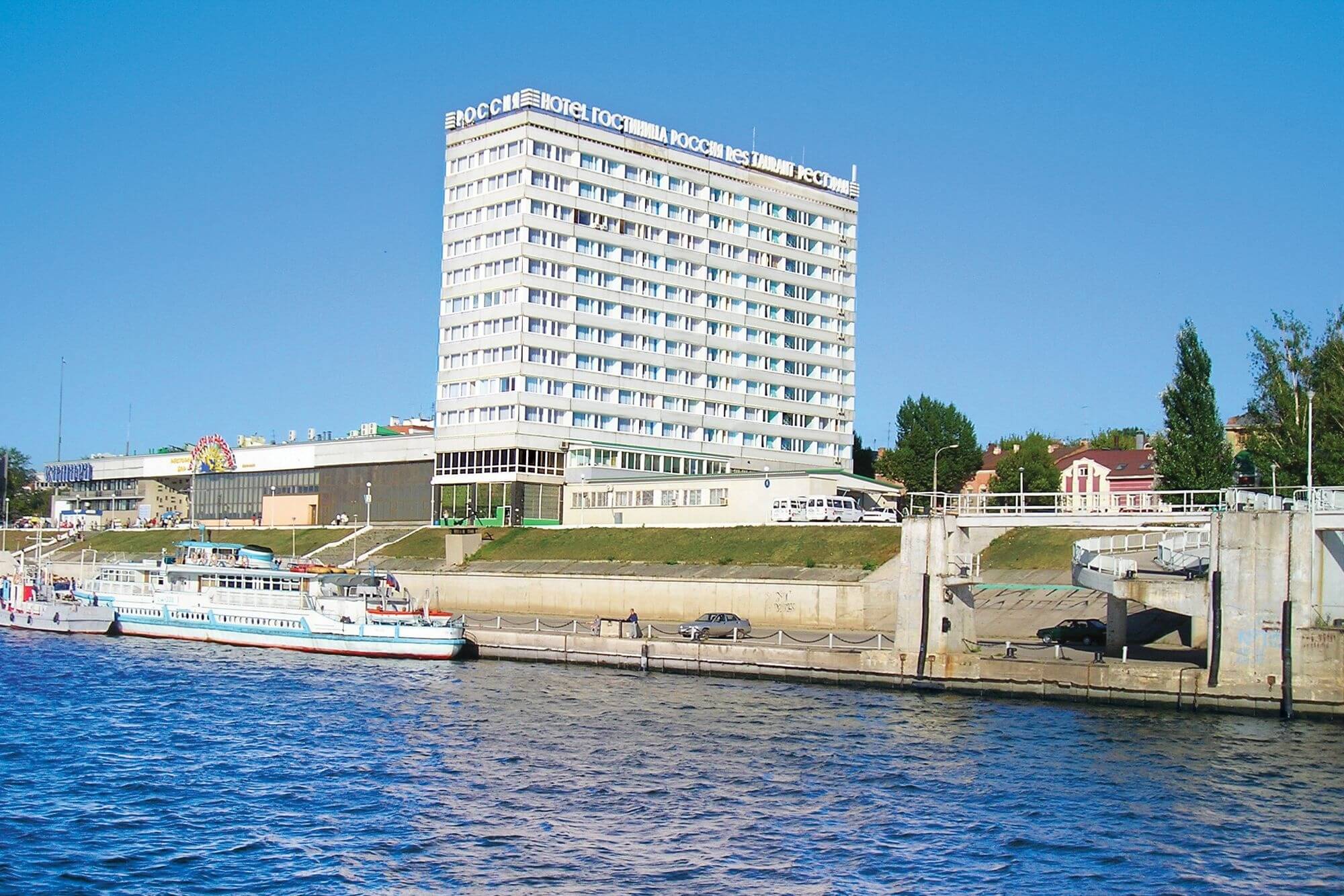 Река Волга и здание отеля.