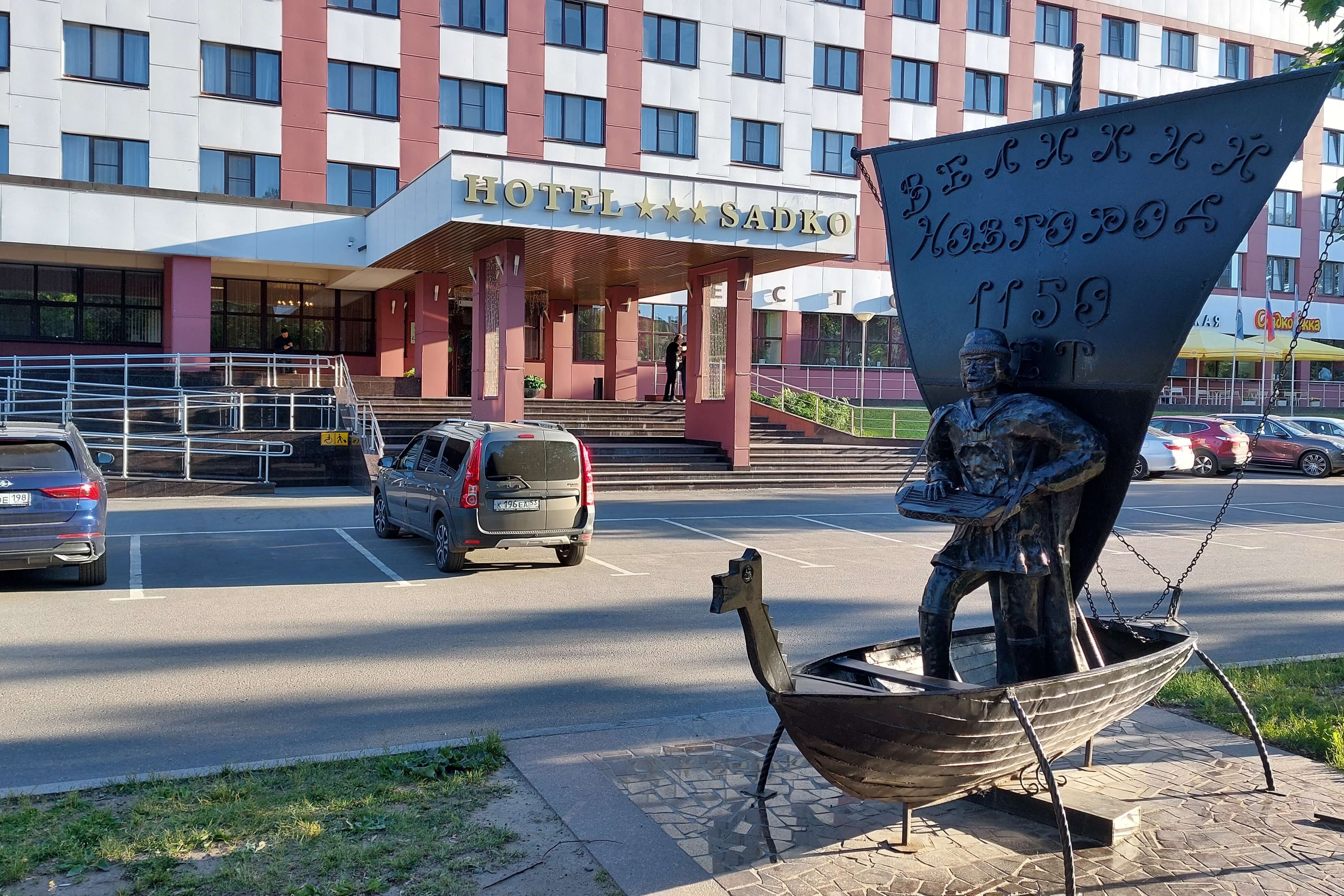 Перед отелем установлена скульптура: Великий Новгород 1150 лет.