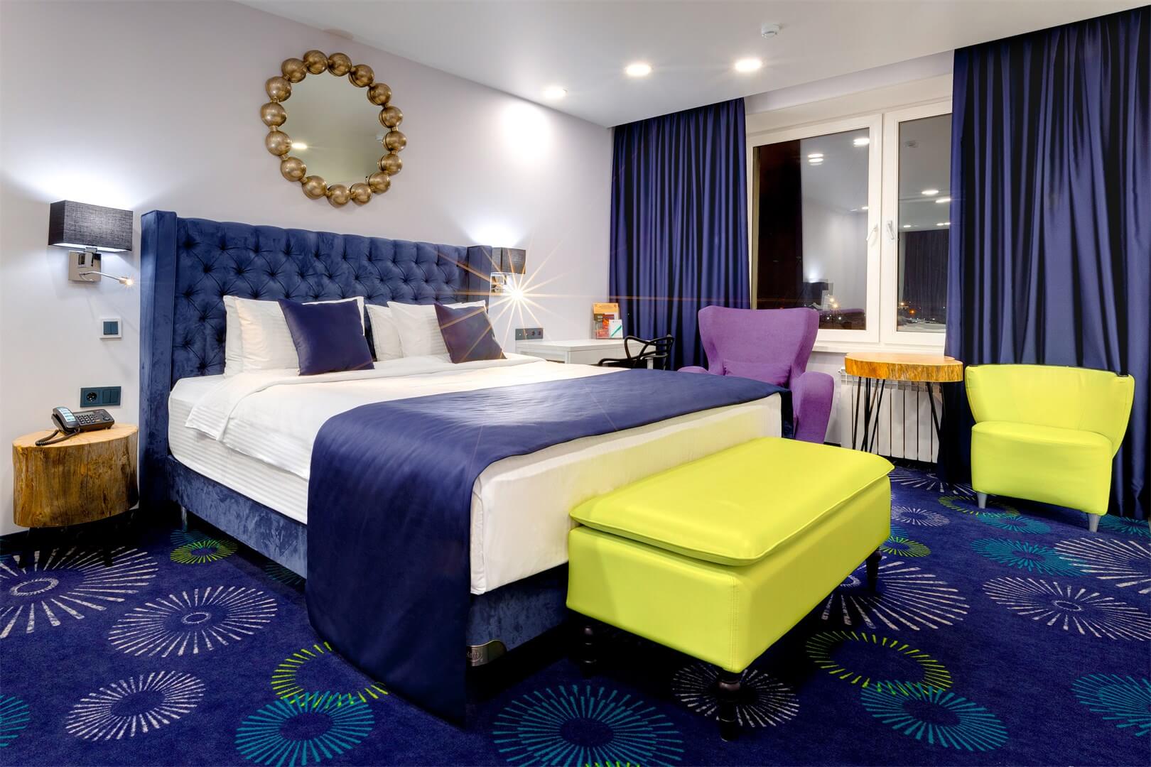 В интерьере применен темно-синий морской цвет: шторы, саше с подушками, ковролин.