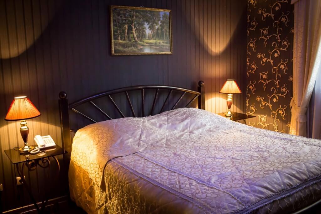 В номере у кровати установлены светильники с красивым ночным светом.