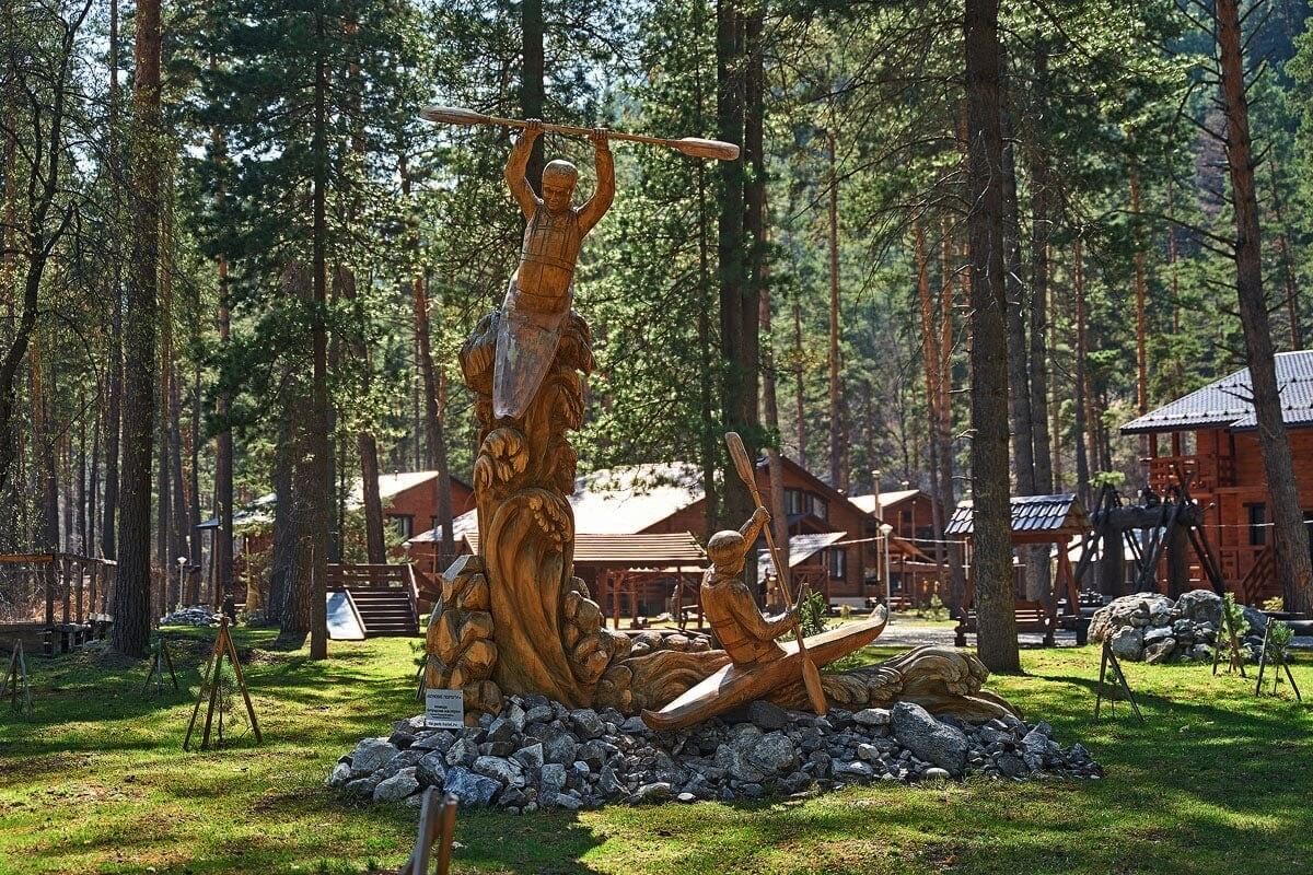 Деревянная скульптура с байдарочниками.