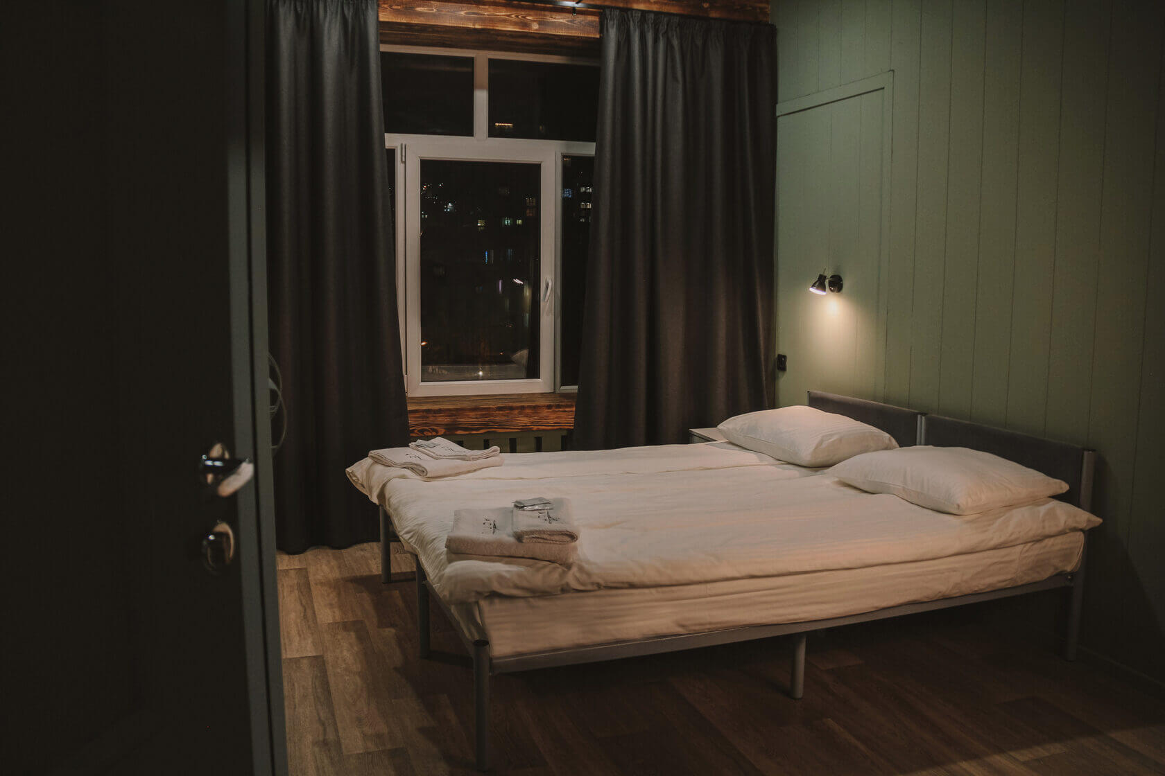 Пример номера: застеленная белоснежным бельем кровать ждет гостей.