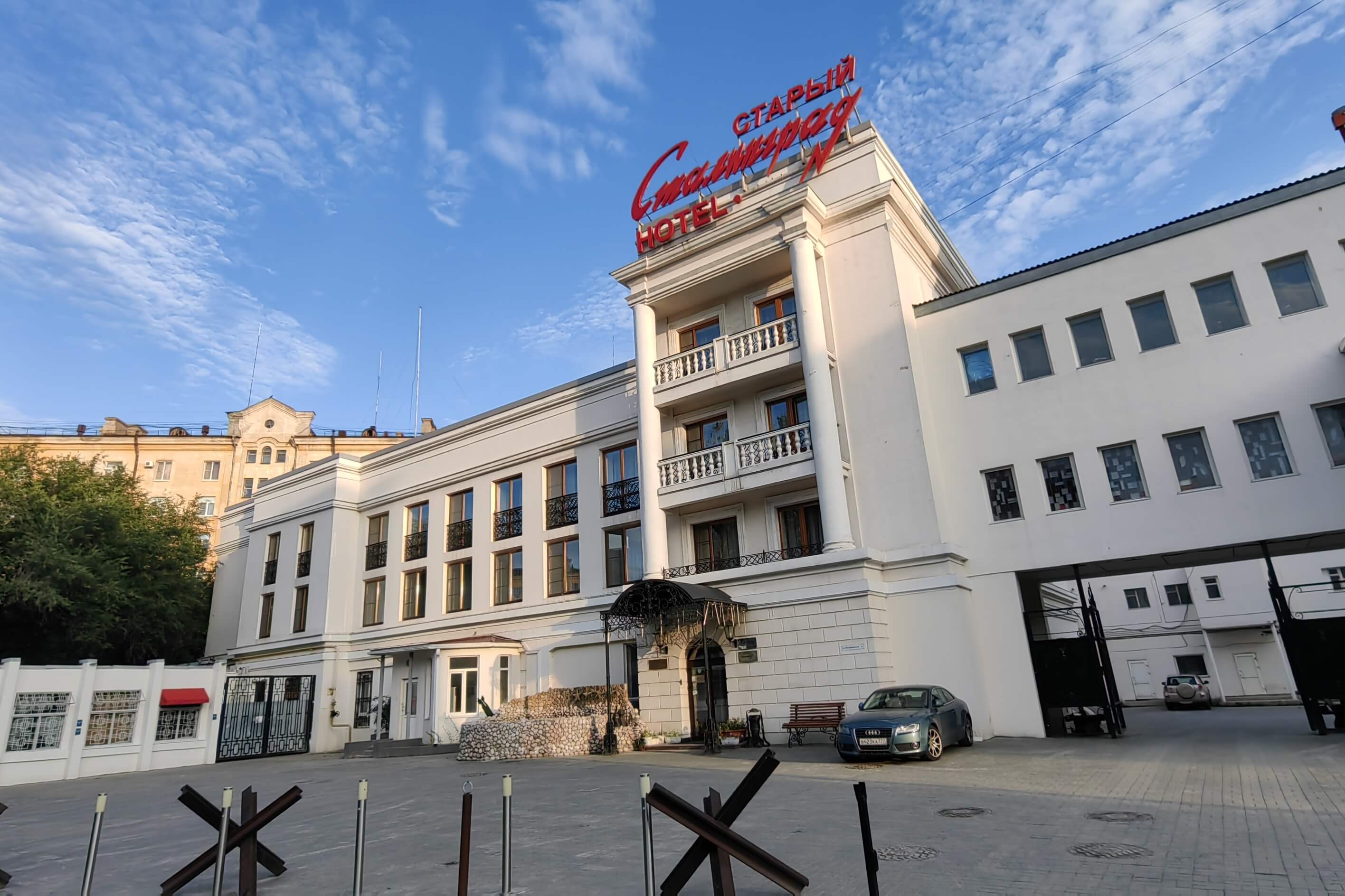 Старый Сталинград. Здание отеля, центральный фасад.