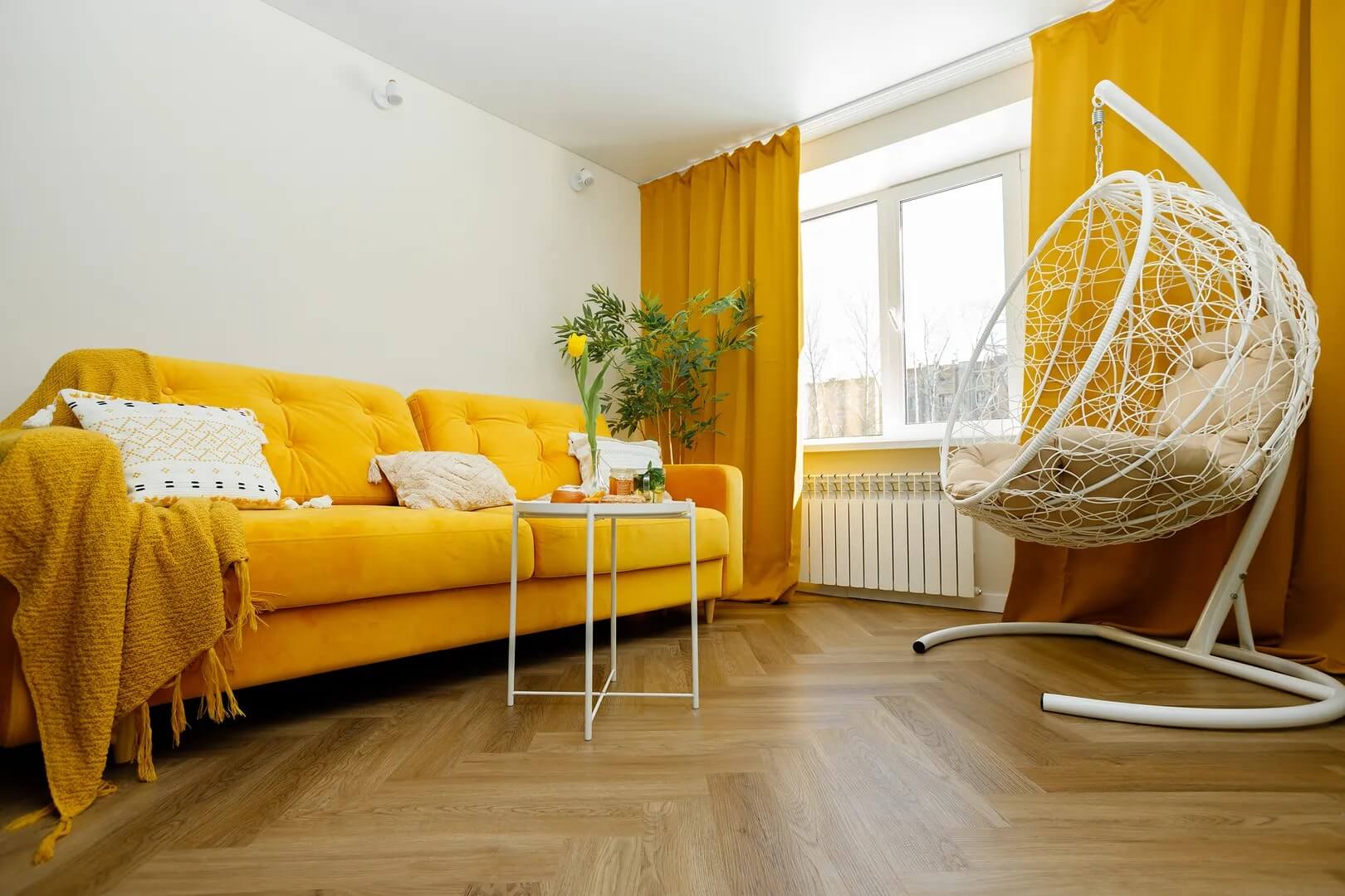 В интерьере использованы яркие желтые элементы и предметы мебели.