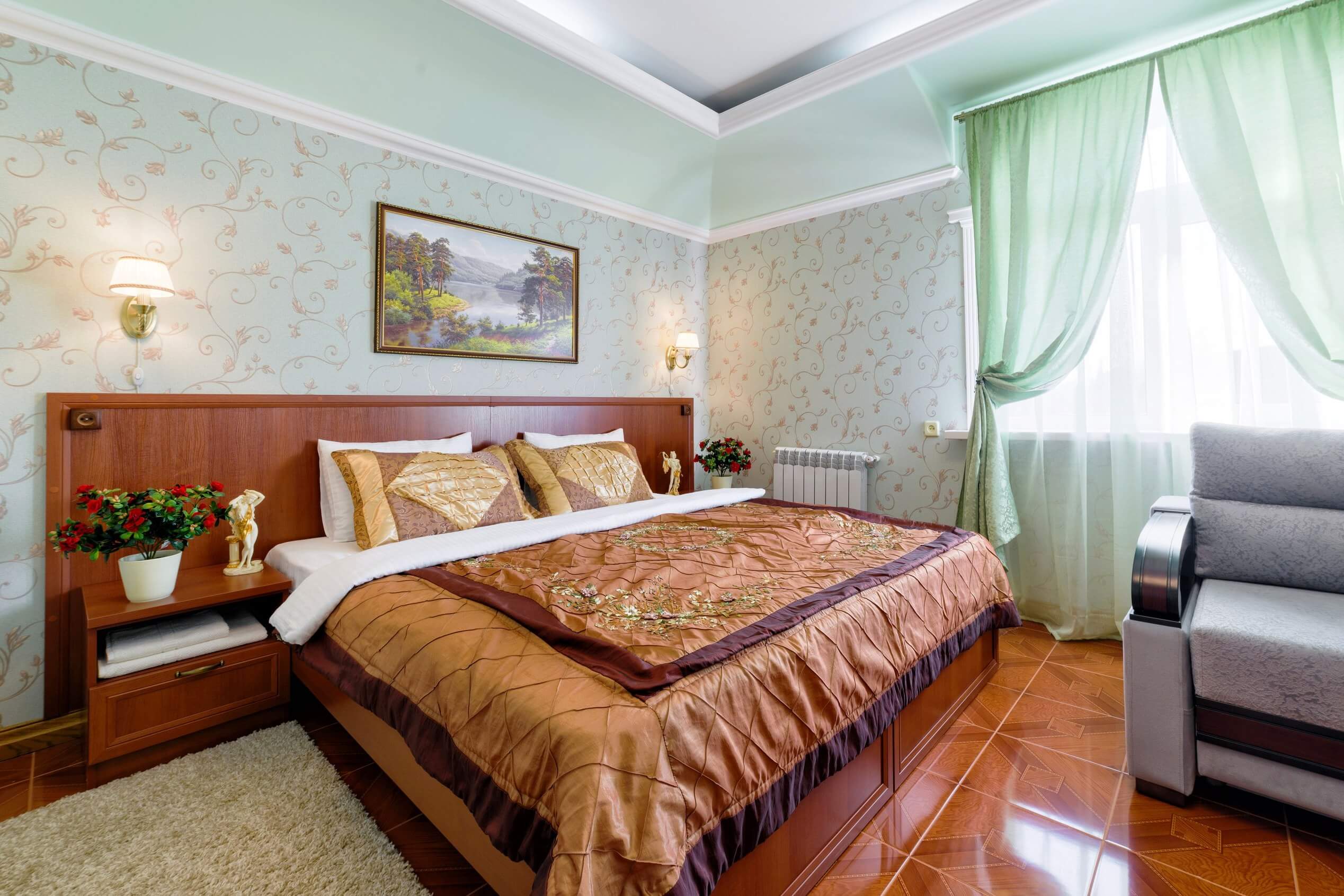 В номере: большая кровать с красивым деревянным основанием и покрывалом.