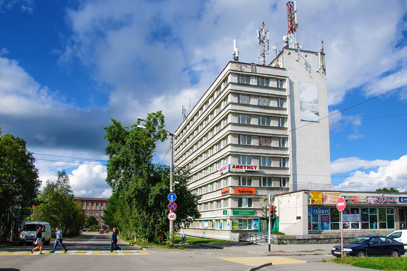 Здание отеля - пример советской архитектуры.