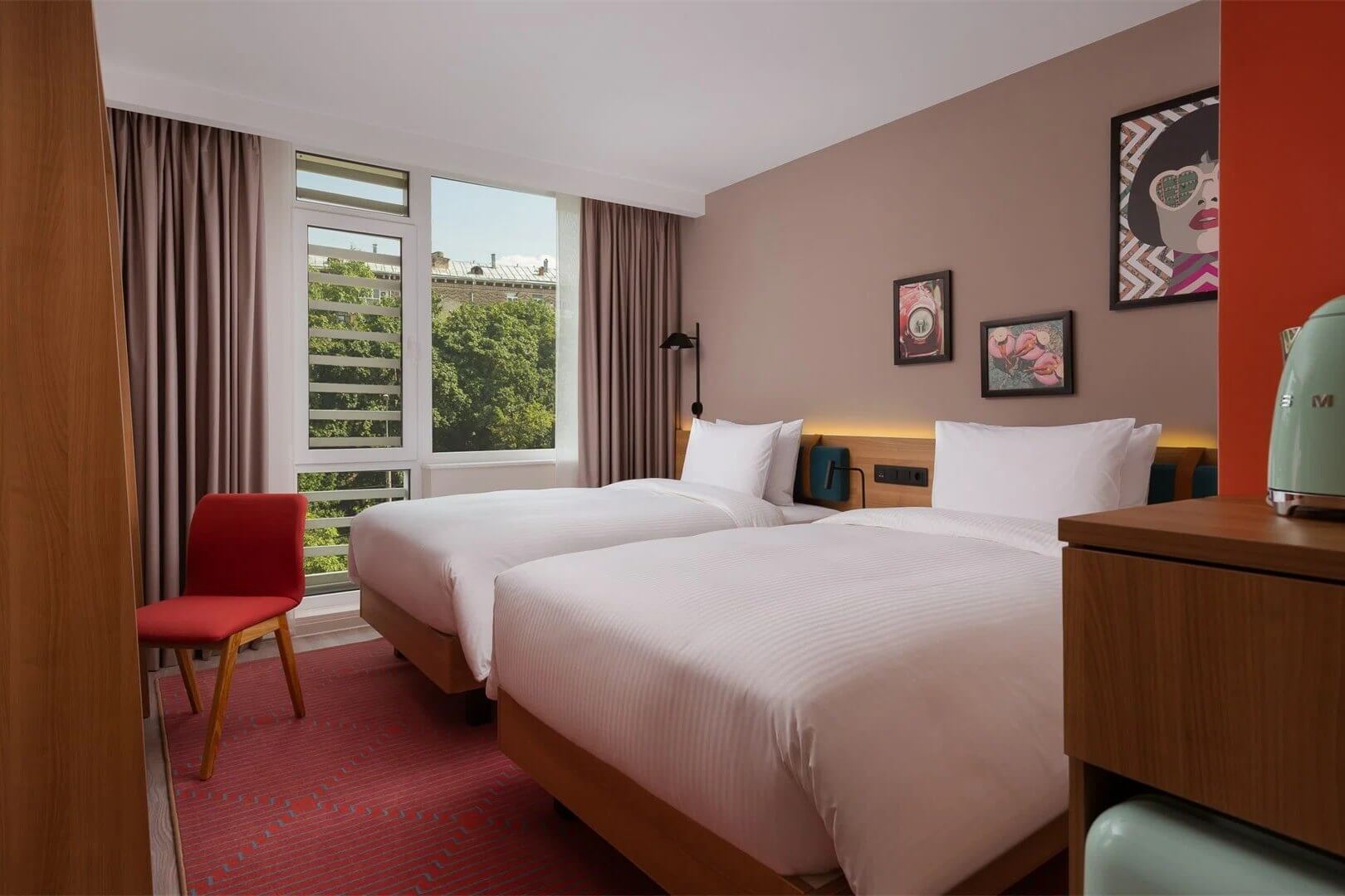 В номере с двумя кроватями большое панорамное окно.