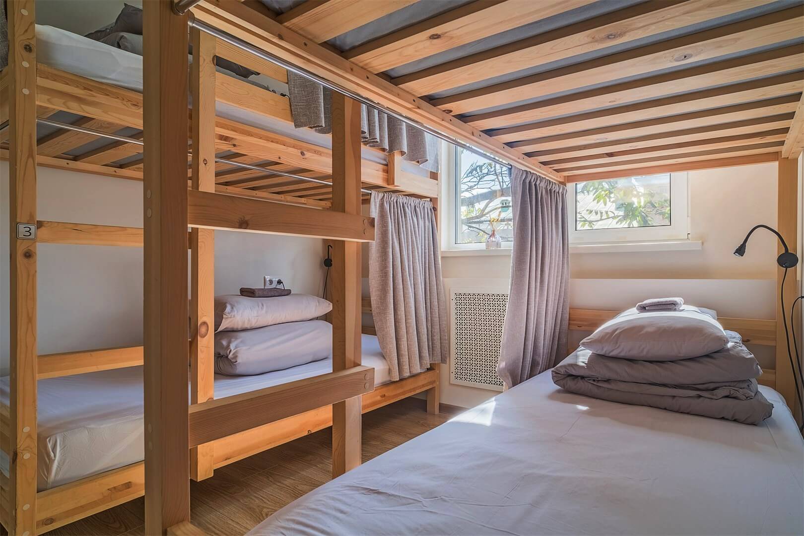 Пример спального места в номере с окном.