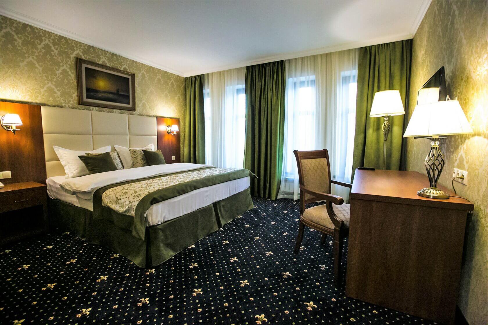 На полу в номере - "гостиничный" ковролин с узором. Саше, обои, шторы - зеленые.