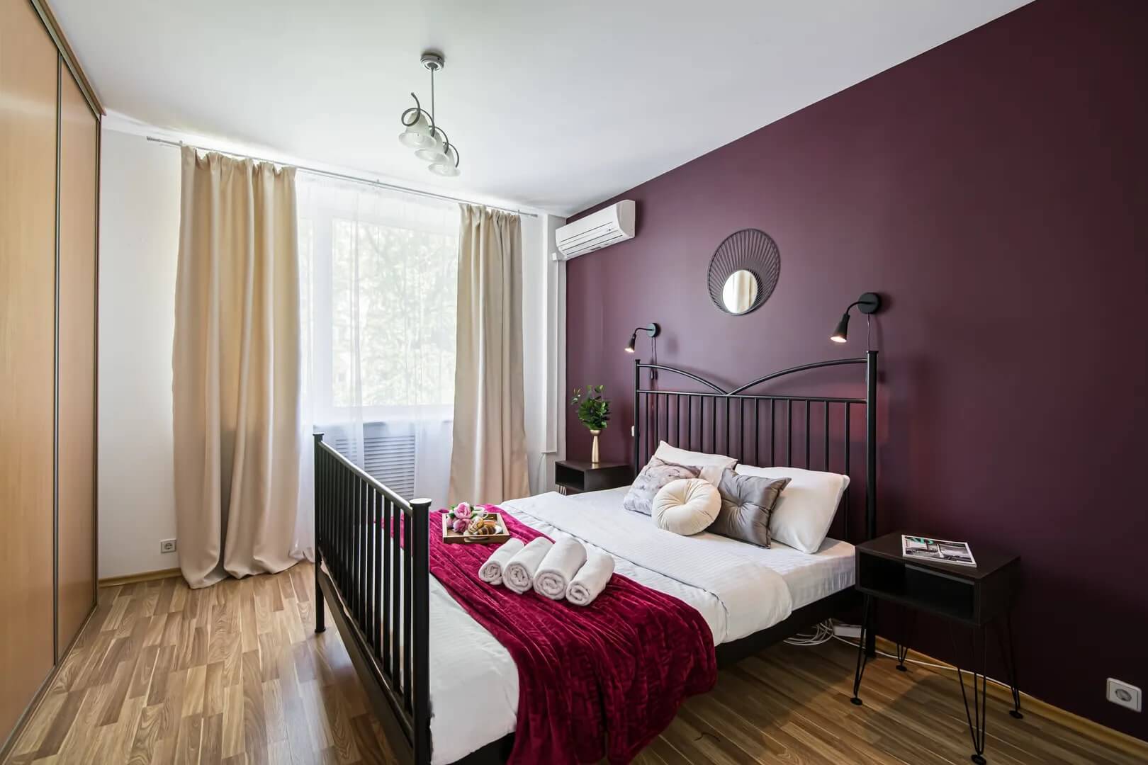 Стена у кровати и саше - необычного, бордового цвета.