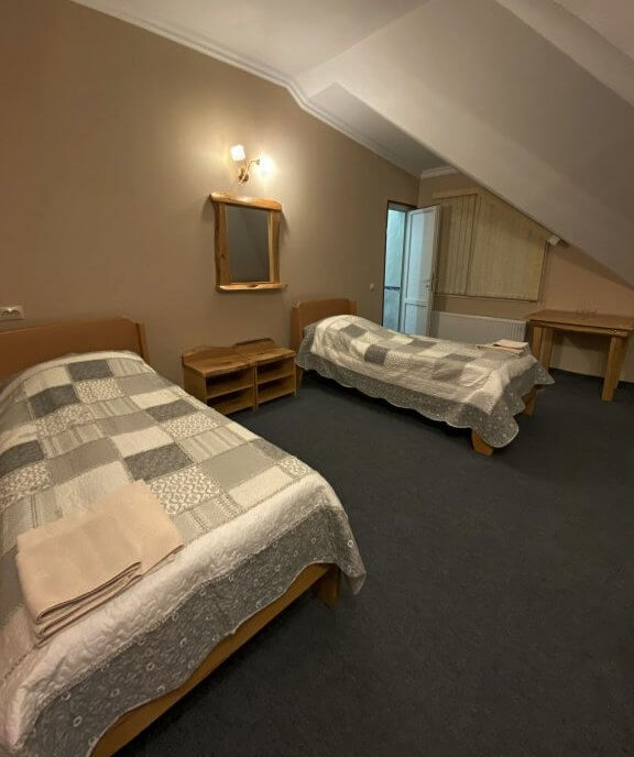 Пример гостиничного номера с двумя кроватями.