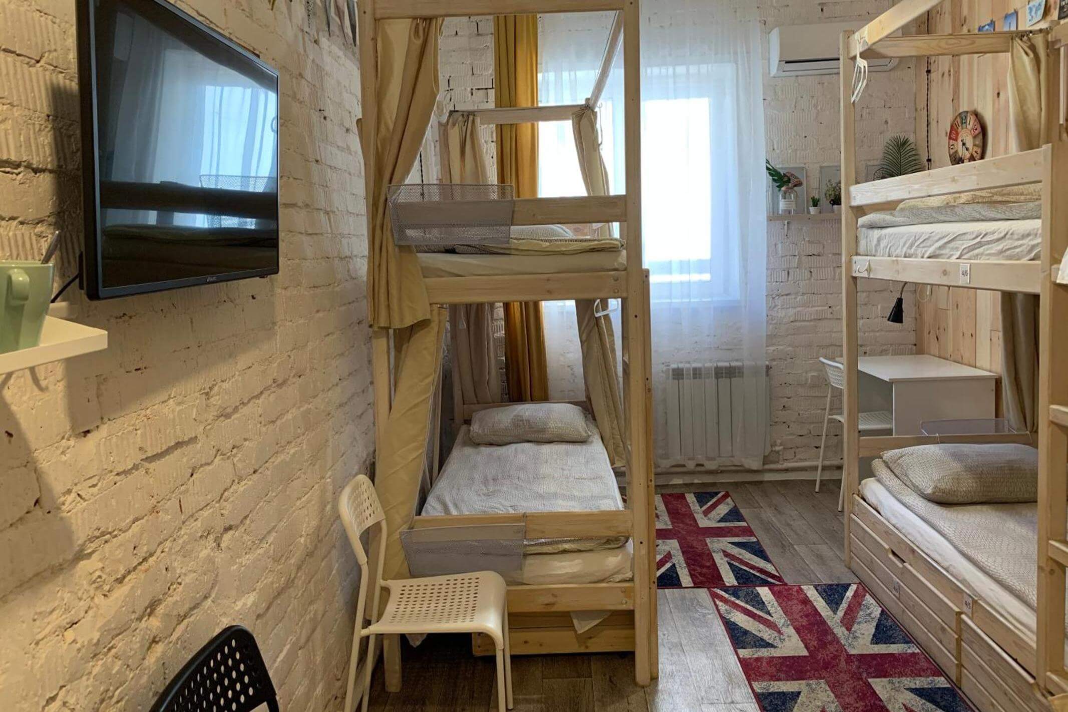 В номере: две двухъярусные кровати, рабочий стол и телевизор. На полу "британский флаг".