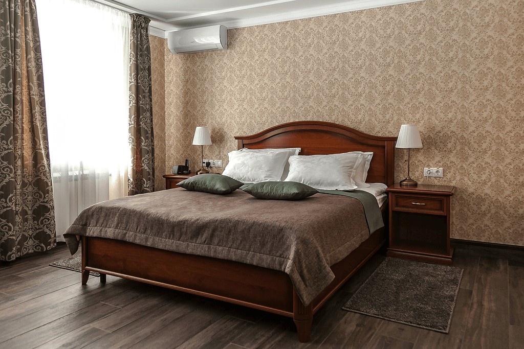 Пример спального места - большая и удобная кровать.