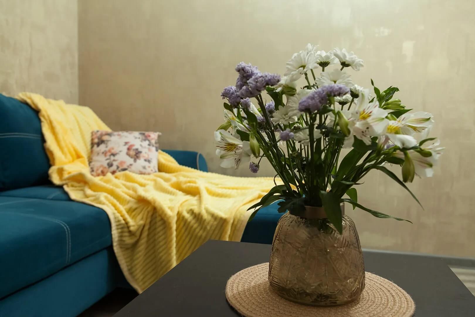 На столике возле дивана всегда стоит ваза со свежими цветами.