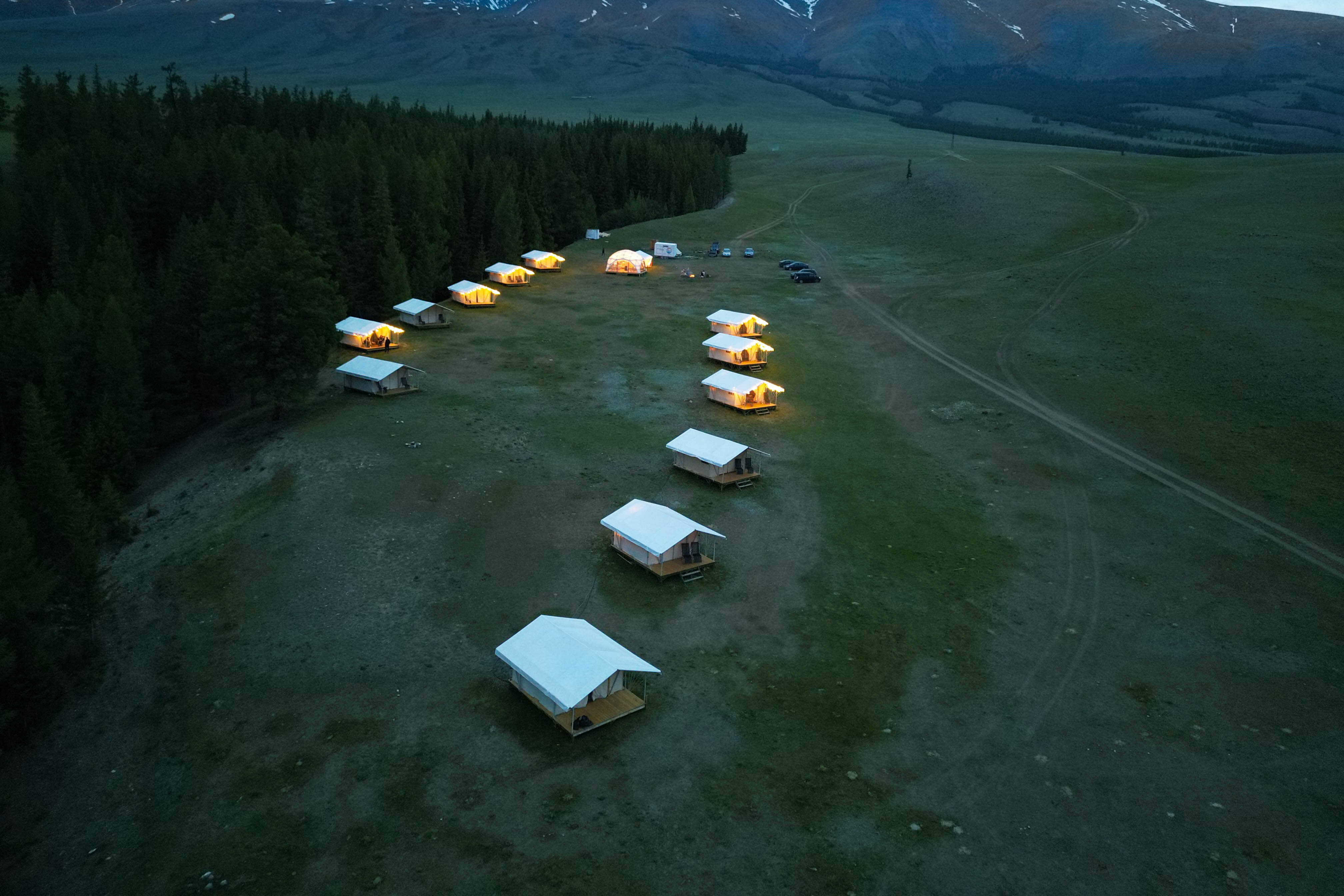 Панорамный вид: 13 сафари-палаток.